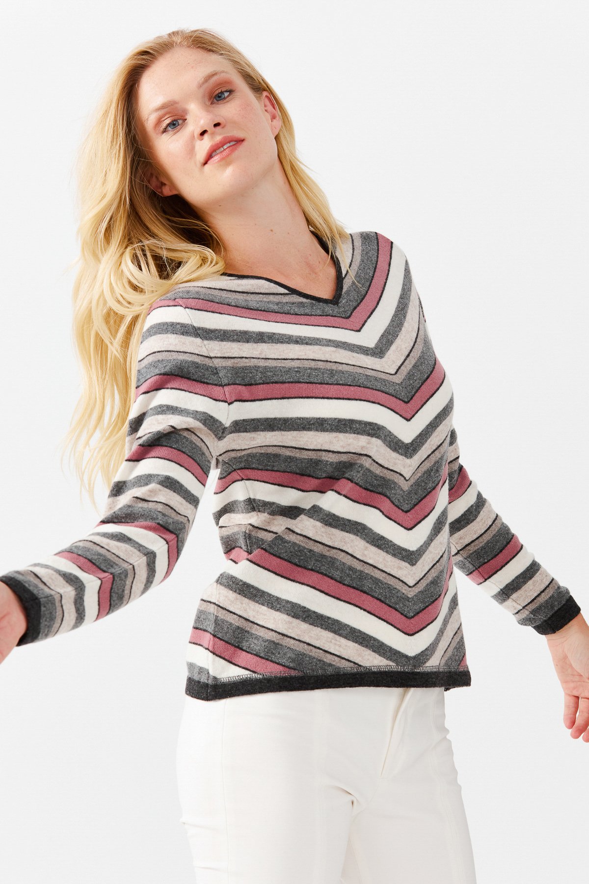 22294Женский шерстяной свитер с V-образным вырезом темно-серый