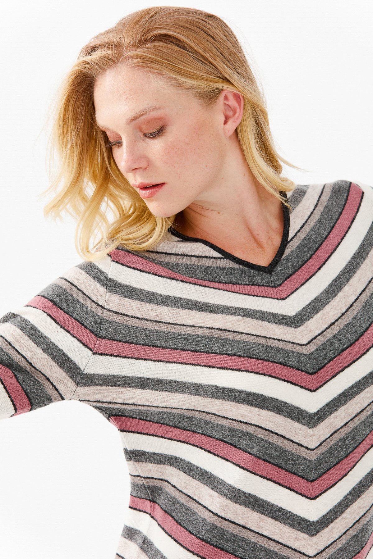 22294Женский шерстяной свитер с V-образным вырезом темно-серый