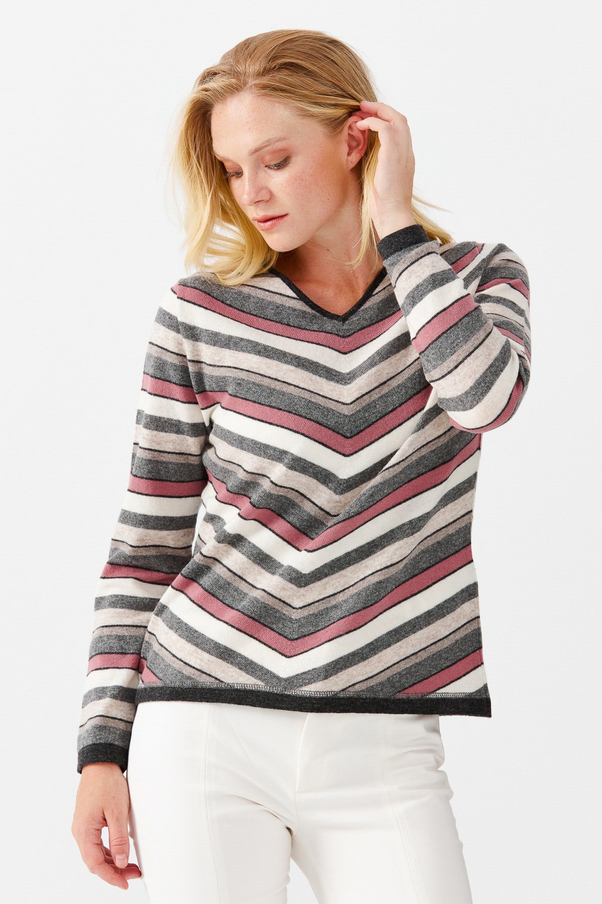 22294Женский шерстяной свитер с V-образным вырезом темно-серый