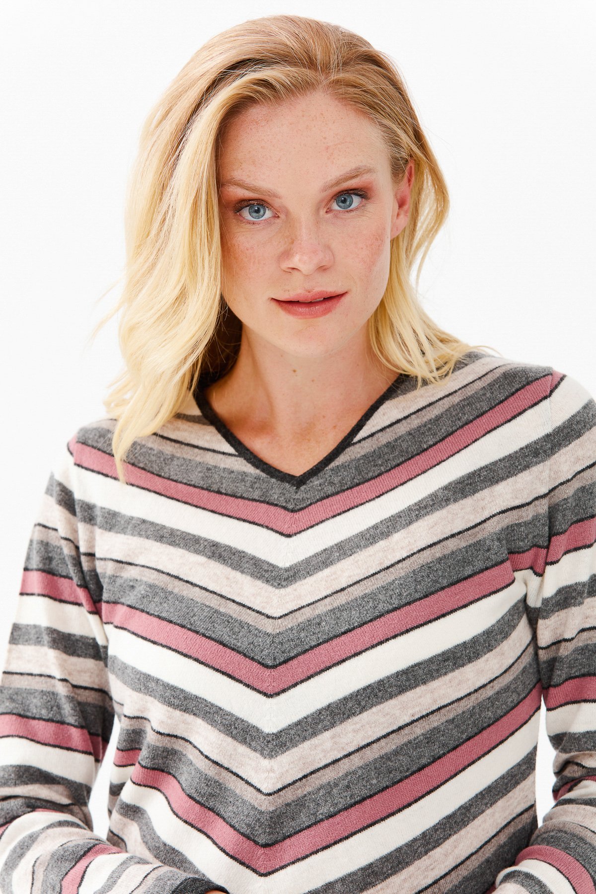 22294Женский шерстяной свитер с V-образным вырезом темно-серый