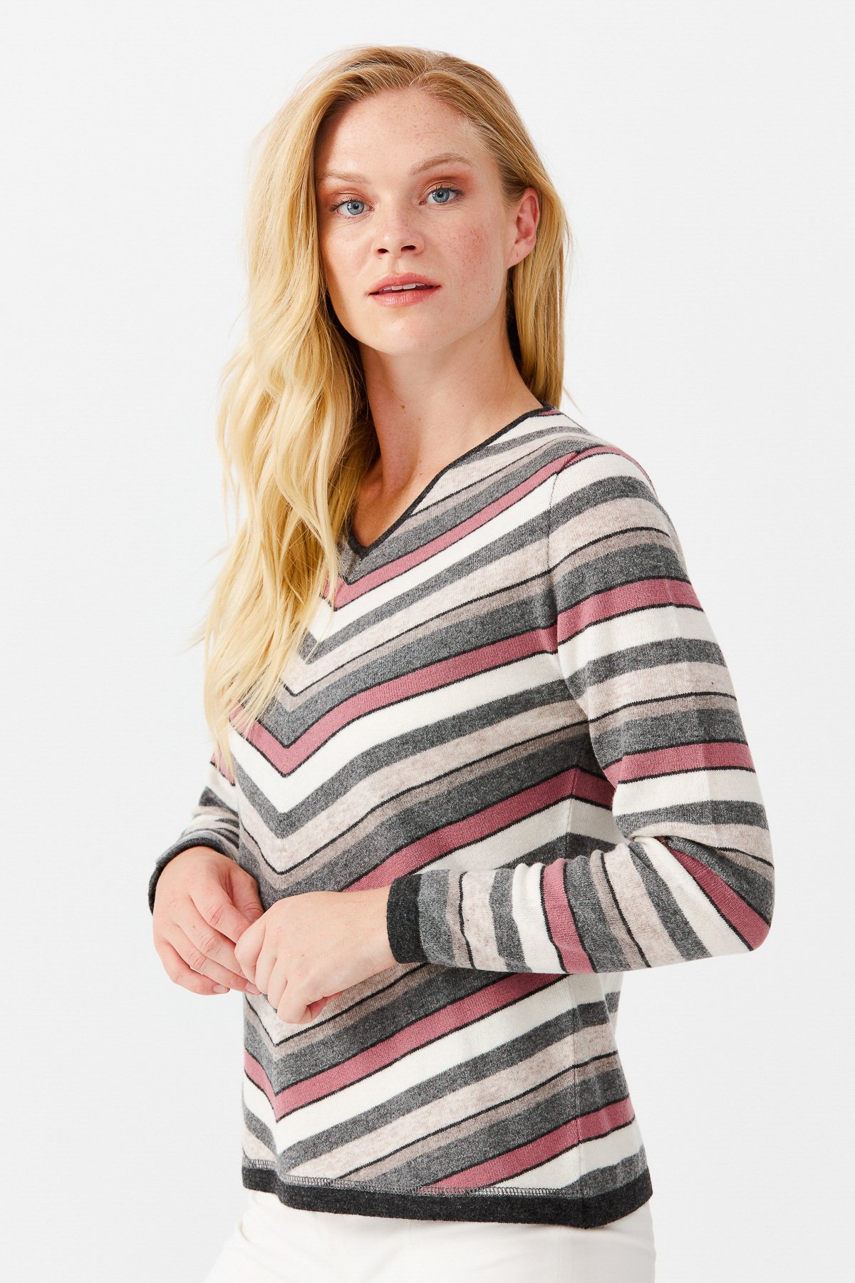 22294Женский шерстяной свитер с V-образным вырезом темно-серый