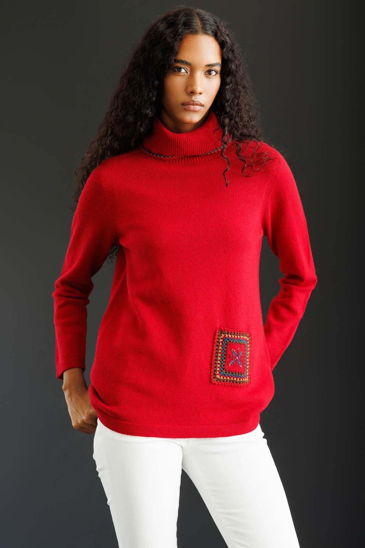 25202Kadın Degaje Yaka Cebi ve Yakası Tığlamalı Yün Kazak K.Kırmızı