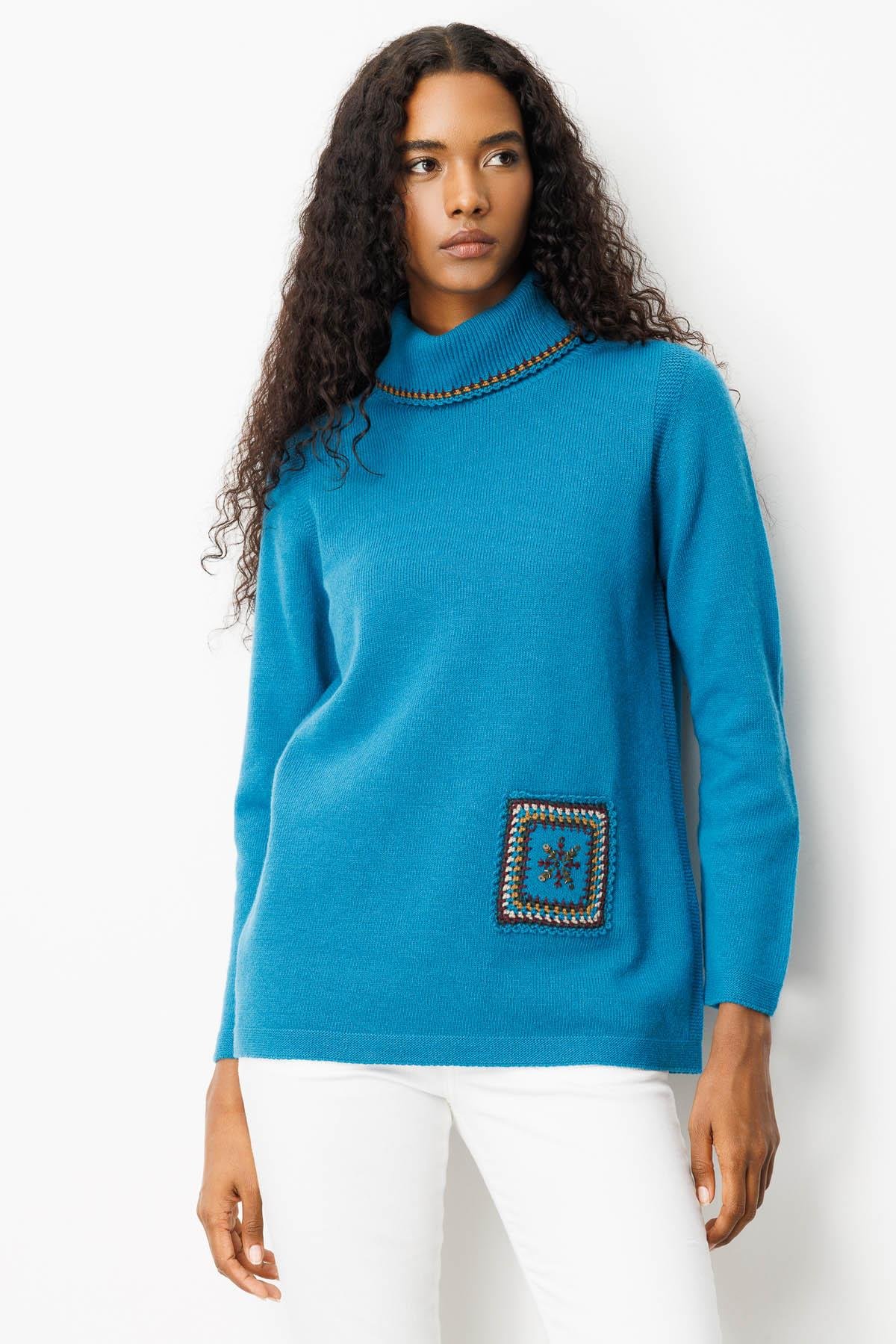 25202Kadın Degaje Yaka Cebi ve Yakası Tığlamalı Yün Kazak A.Petrol