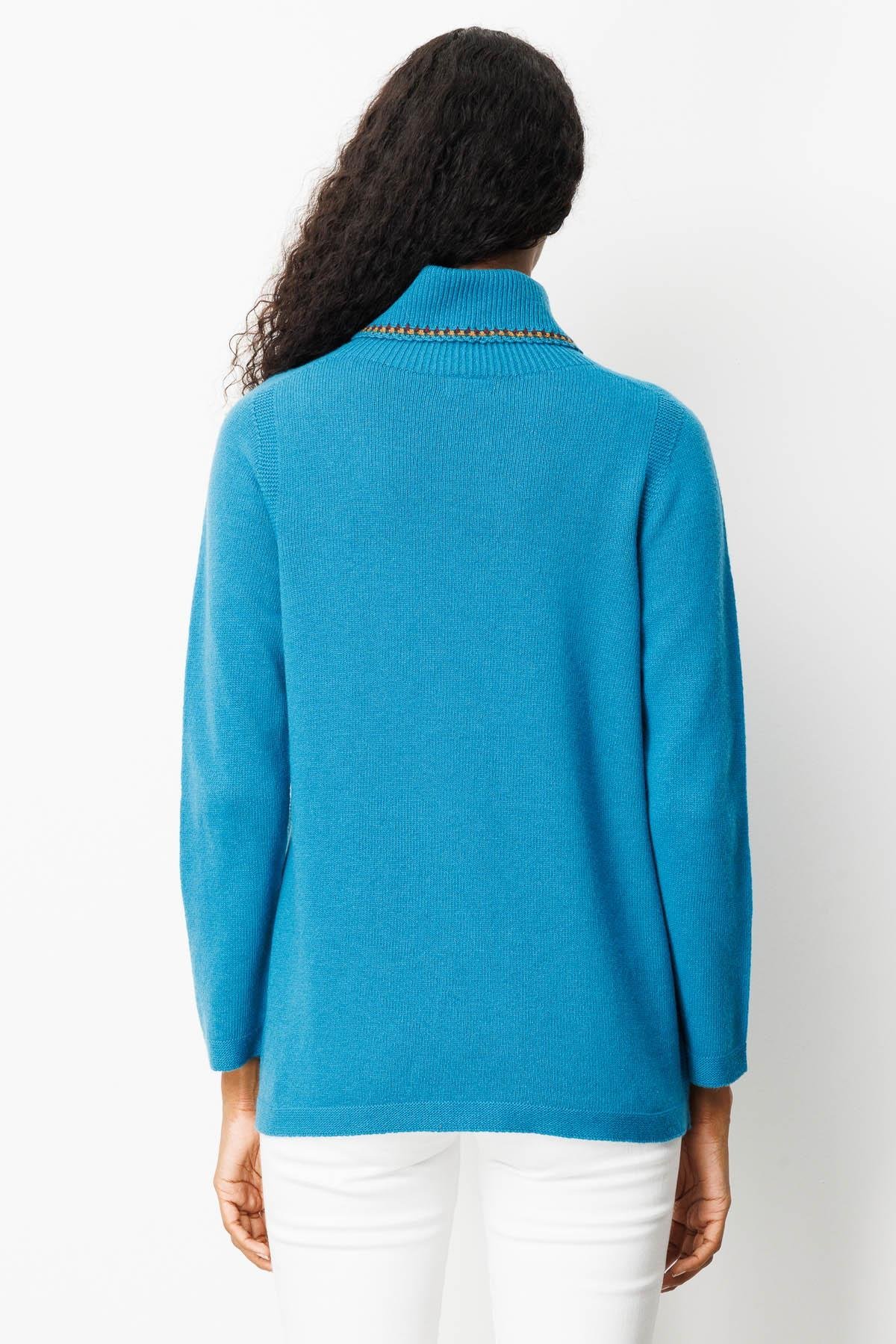 25202Kadın Degaje Yaka Cebi ve Yakası Tığlamalı Yün Kazak A.Petrol