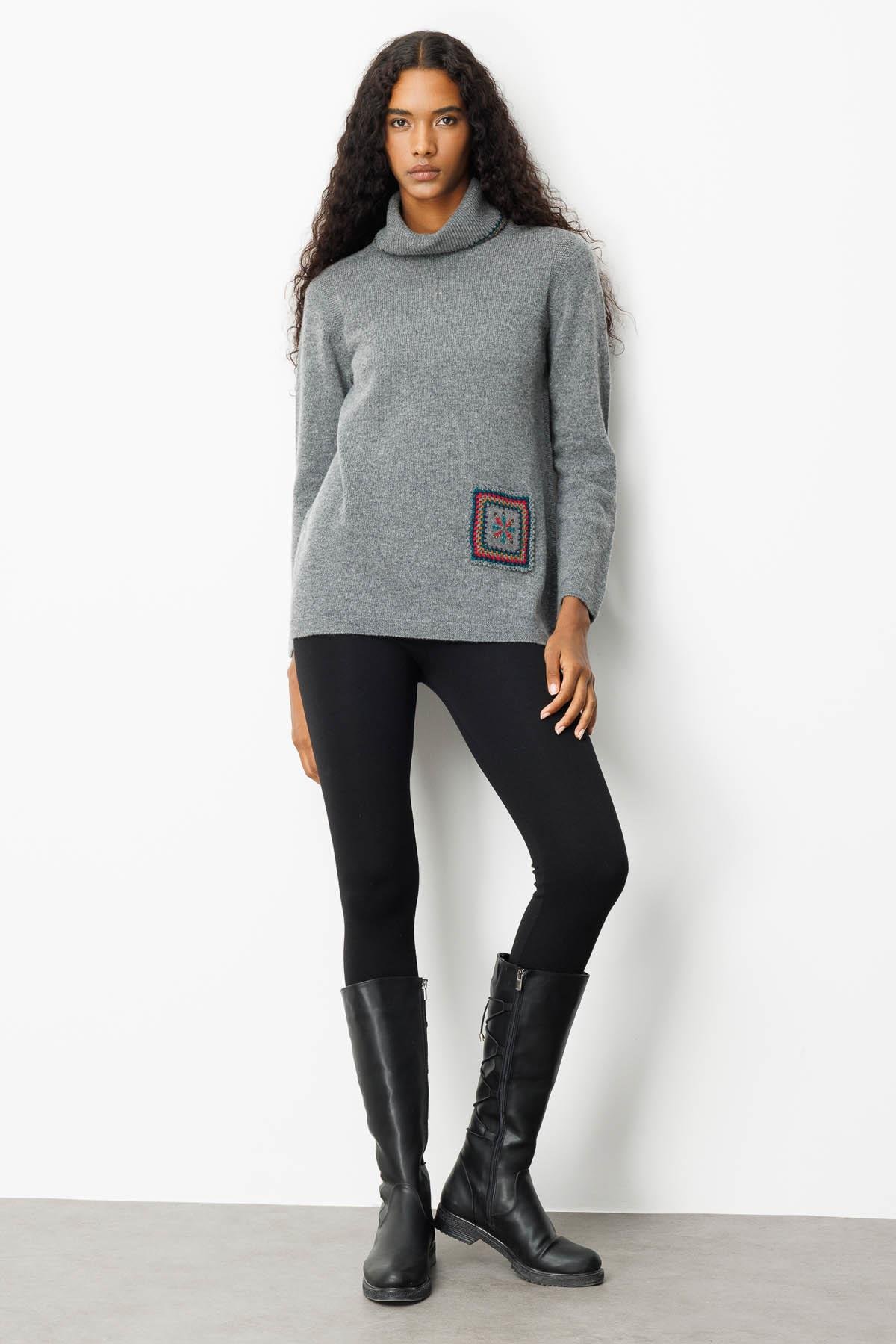 25202Kadın Degaje Yaka Cebi ve Yakası Tığlamalı Yün Kazak Füme