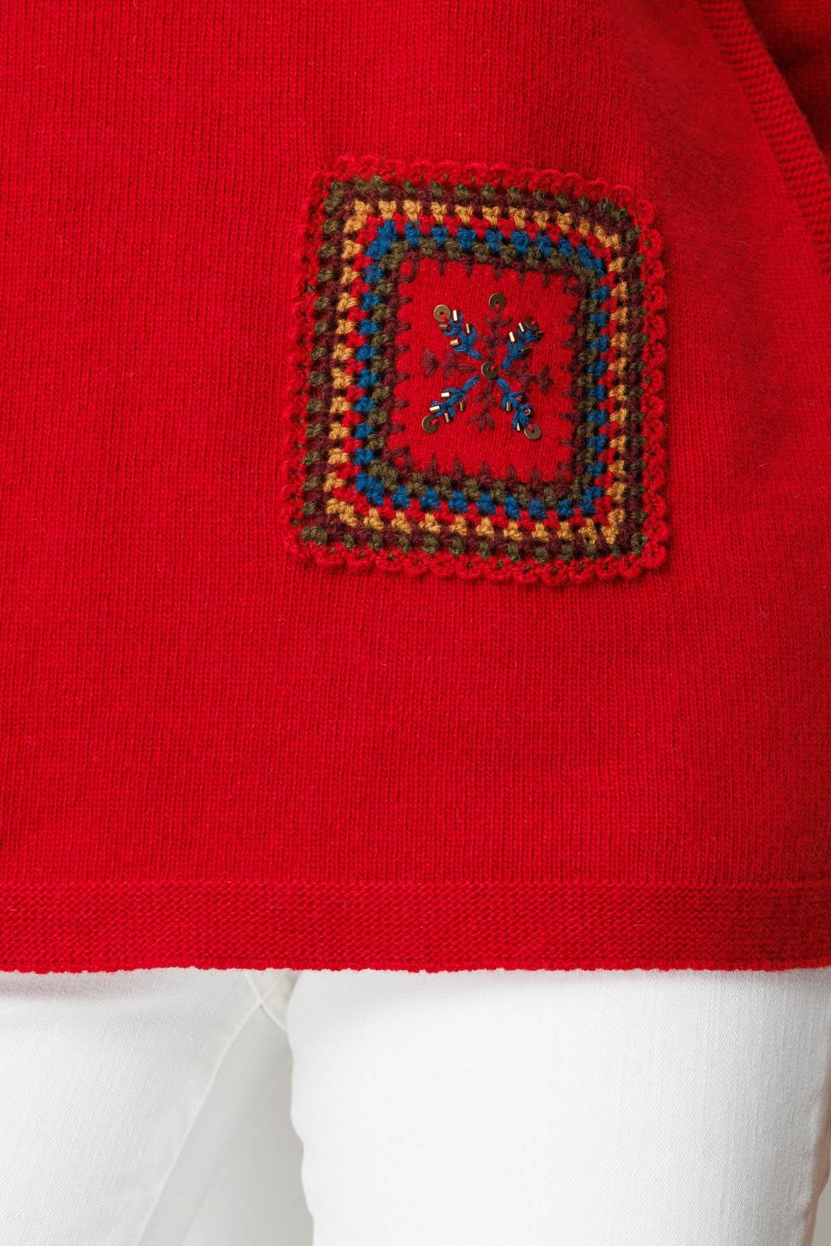 25202Kadın Degaje Yaka Cebi ve Yakası Tığlamalı Yün Kazak K.Kırmızı