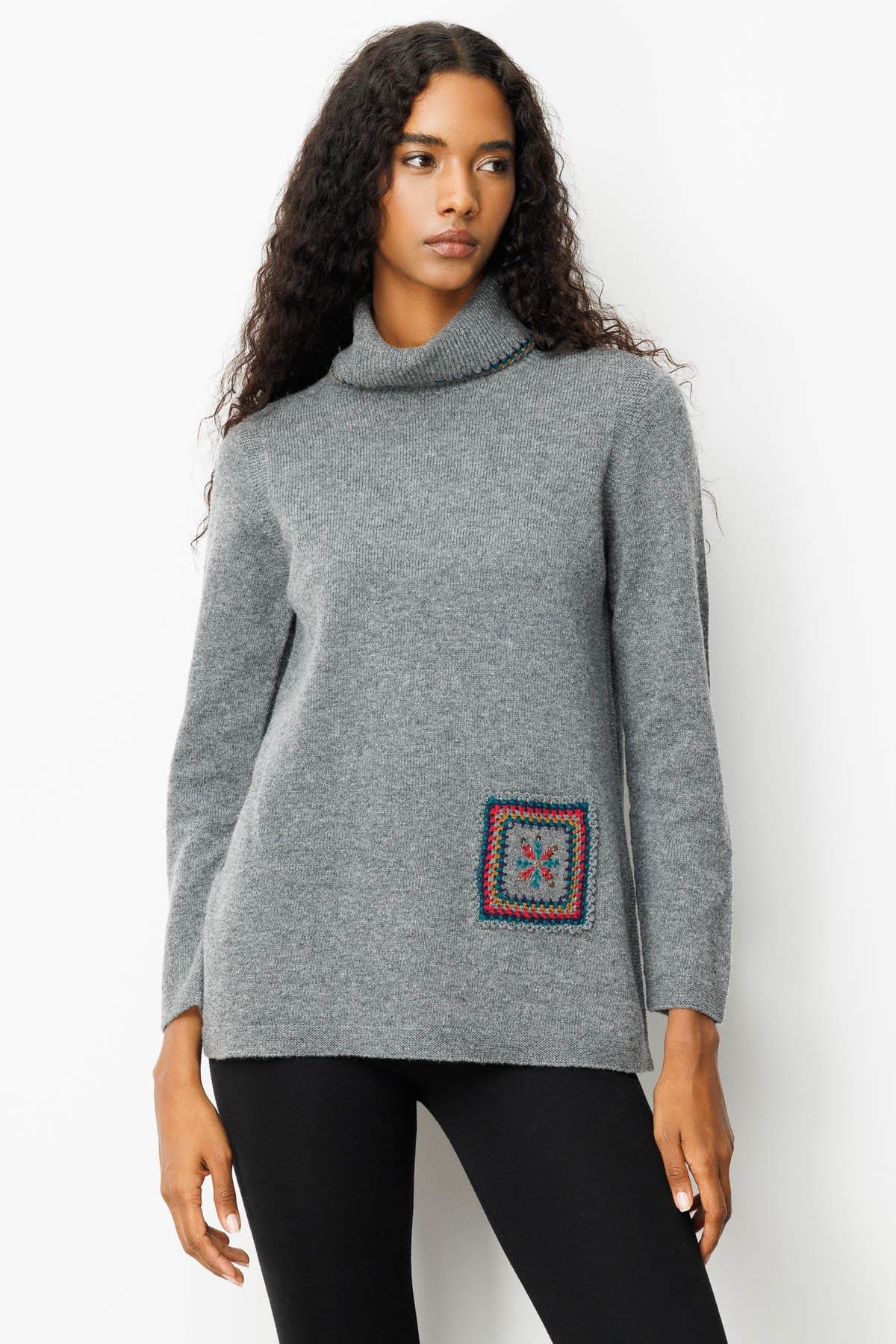 25202Kadın Degaje Yaka Cebi ve Yakası Tığlamalı Yün Kazak Füme