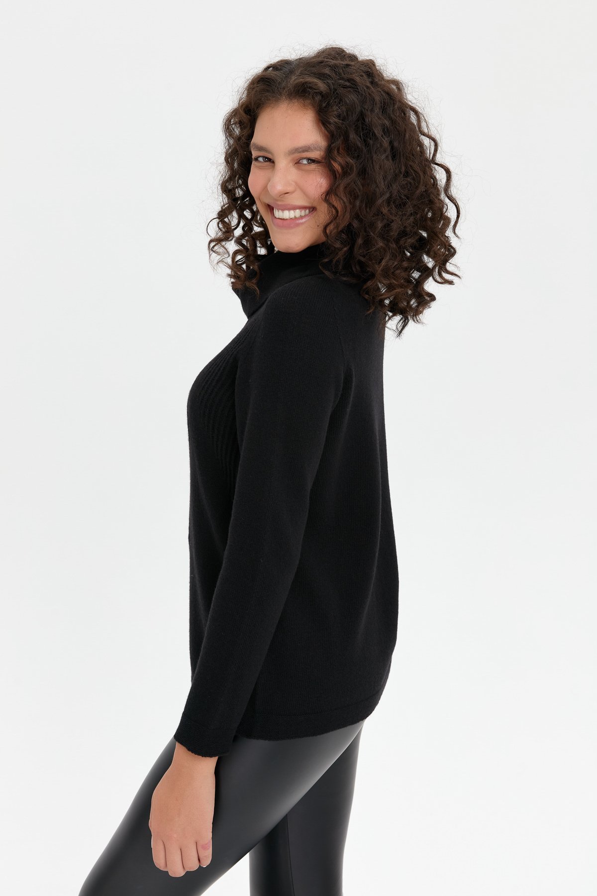 24200Kadın Degaje Yaka Dikişsiz Önü Selanik Yün Kazak Siyah