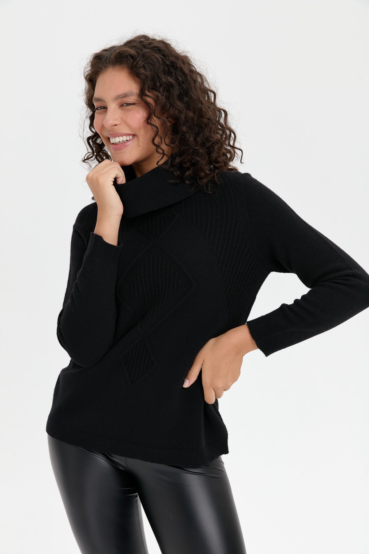 24200Kadın Degaje Yaka Dikişsiz Önü Selanik Yün Kazak Siyah