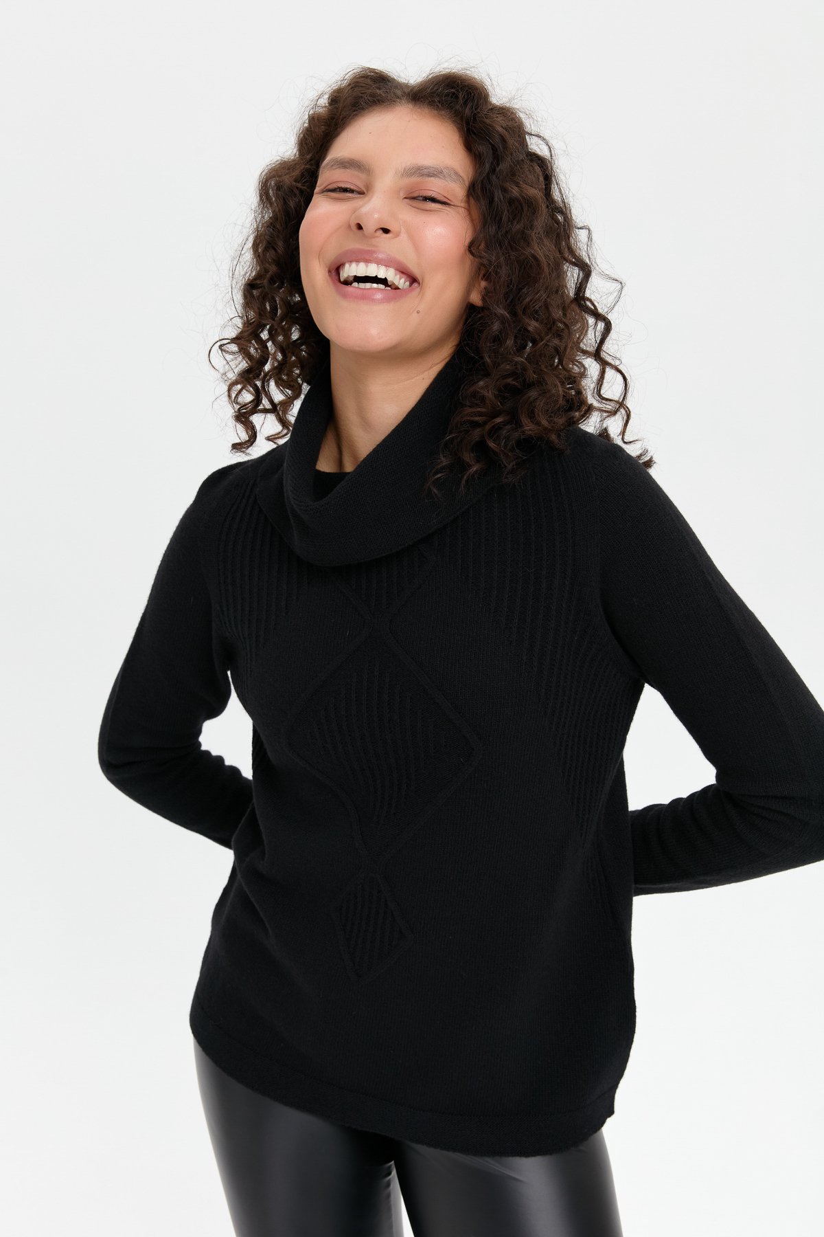 24200Kadın Degaje Yaka Dikişsiz Önü Selanik Yün Kazak Siyah