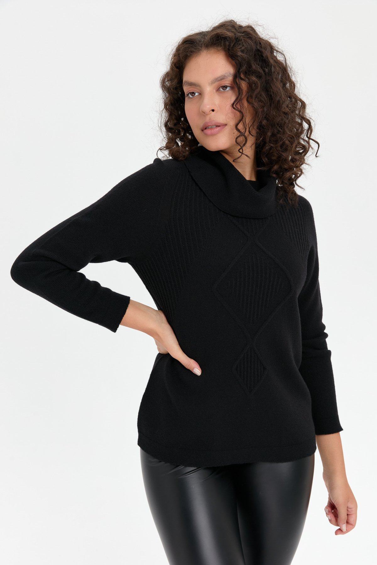 24200Kadın Degaje Yaka Dikişsiz Önü Selanik Yün Kazak Siyah