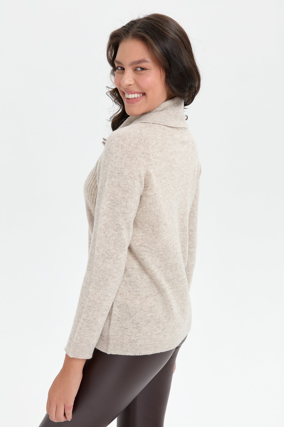 24200Kadın Degaje Yaka Dikişsiz Önü Selanik Yün Kazak V.Bej