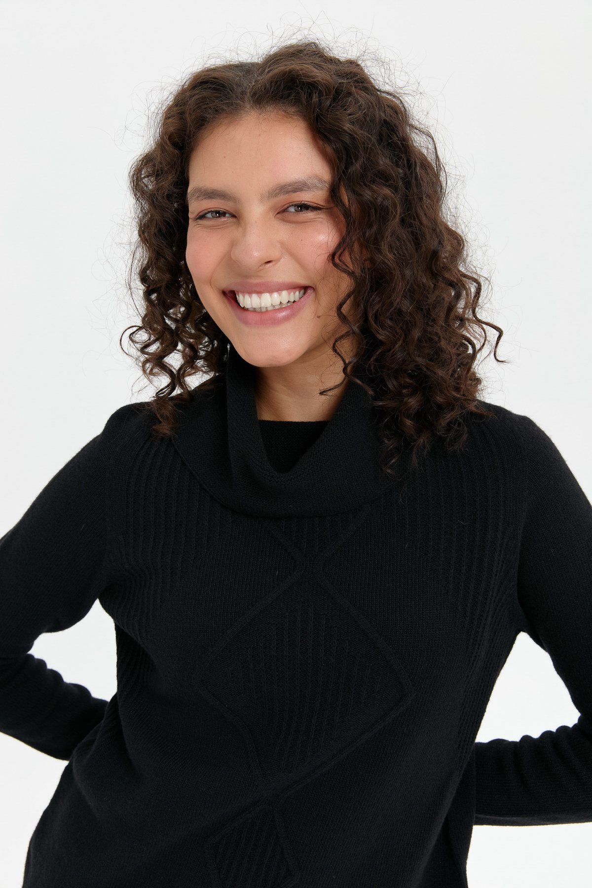 24200Kadın Degaje Yaka Dikişsiz Önü Selanik Yün Kazak Siyah