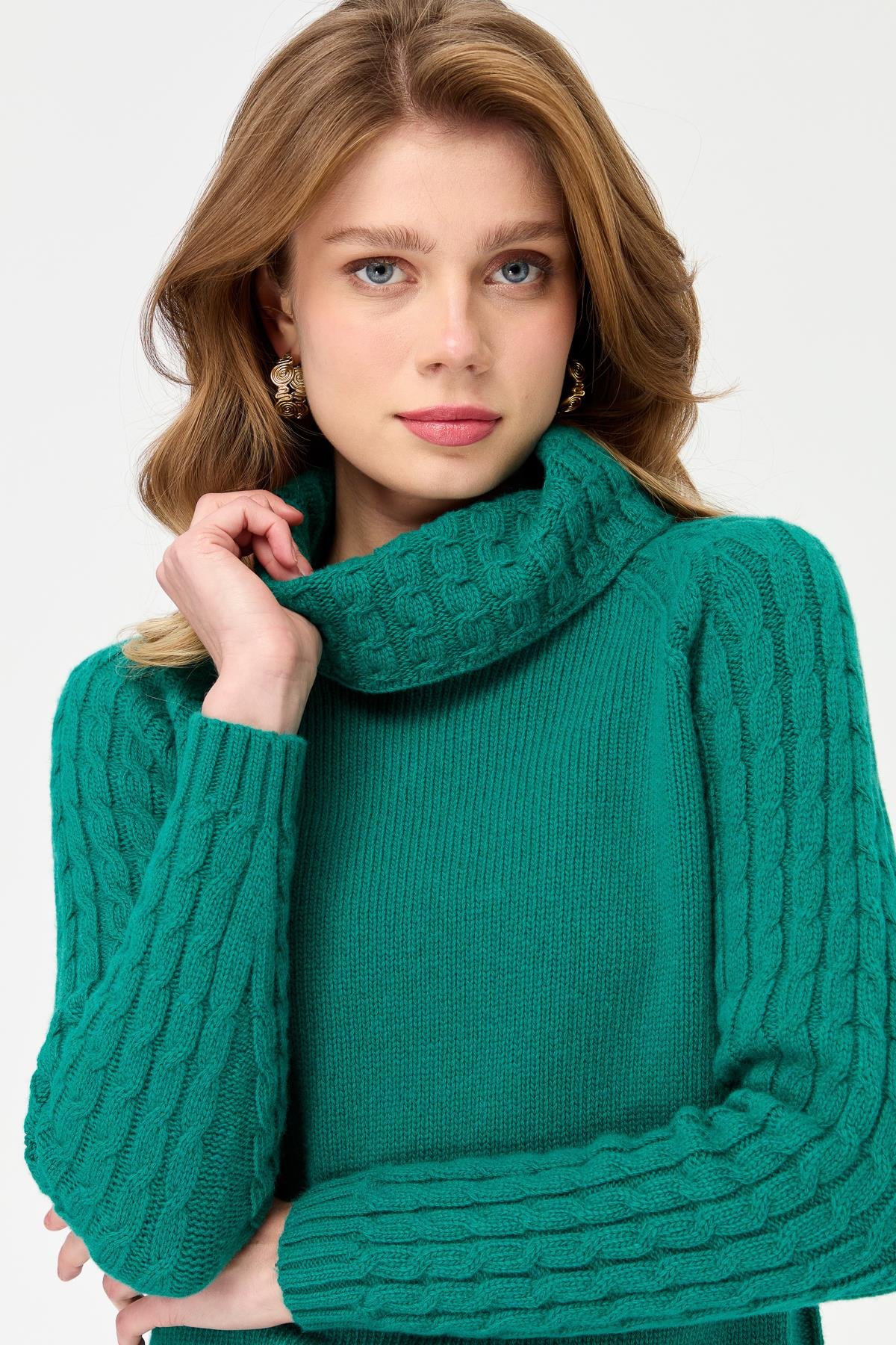 23202Kadın Degaje Yaka Kolu ve Yakası Saç Örgü Yün Kazak A.Ö.Başı