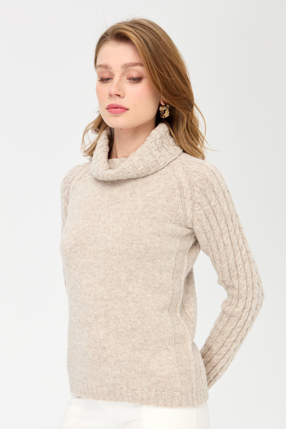 23202Kadın Degaje Yaka Kolu ve Yakası Saç Örgü Yün Kazak V.Bej
