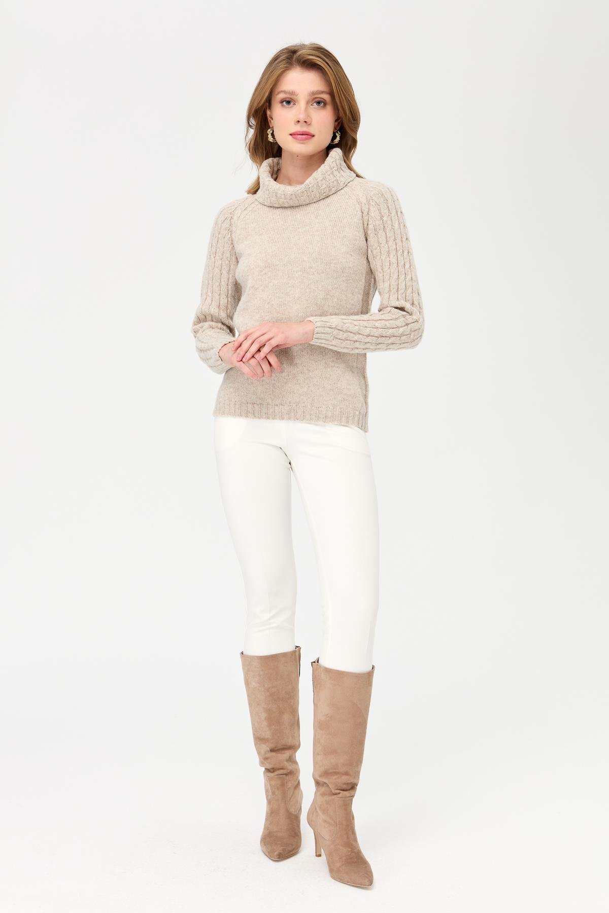 23202Kadın Degaje Yaka Kolu ve Yakası Saç Örgü Yün Kazak V.Bej