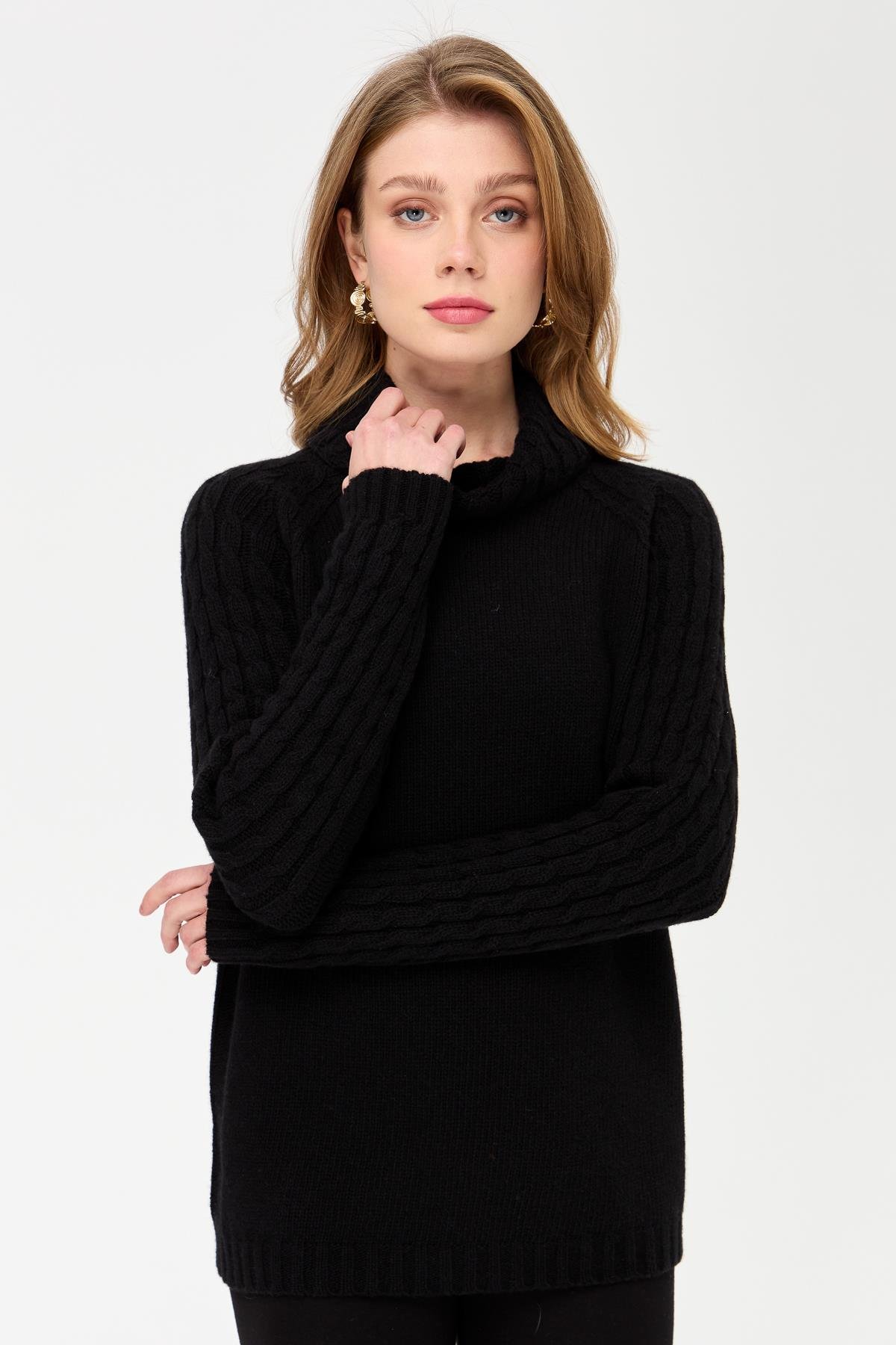 23202Kadın Degaje Yaka Kolu ve Yakası Saç Örgü Yün Kazak Siyah