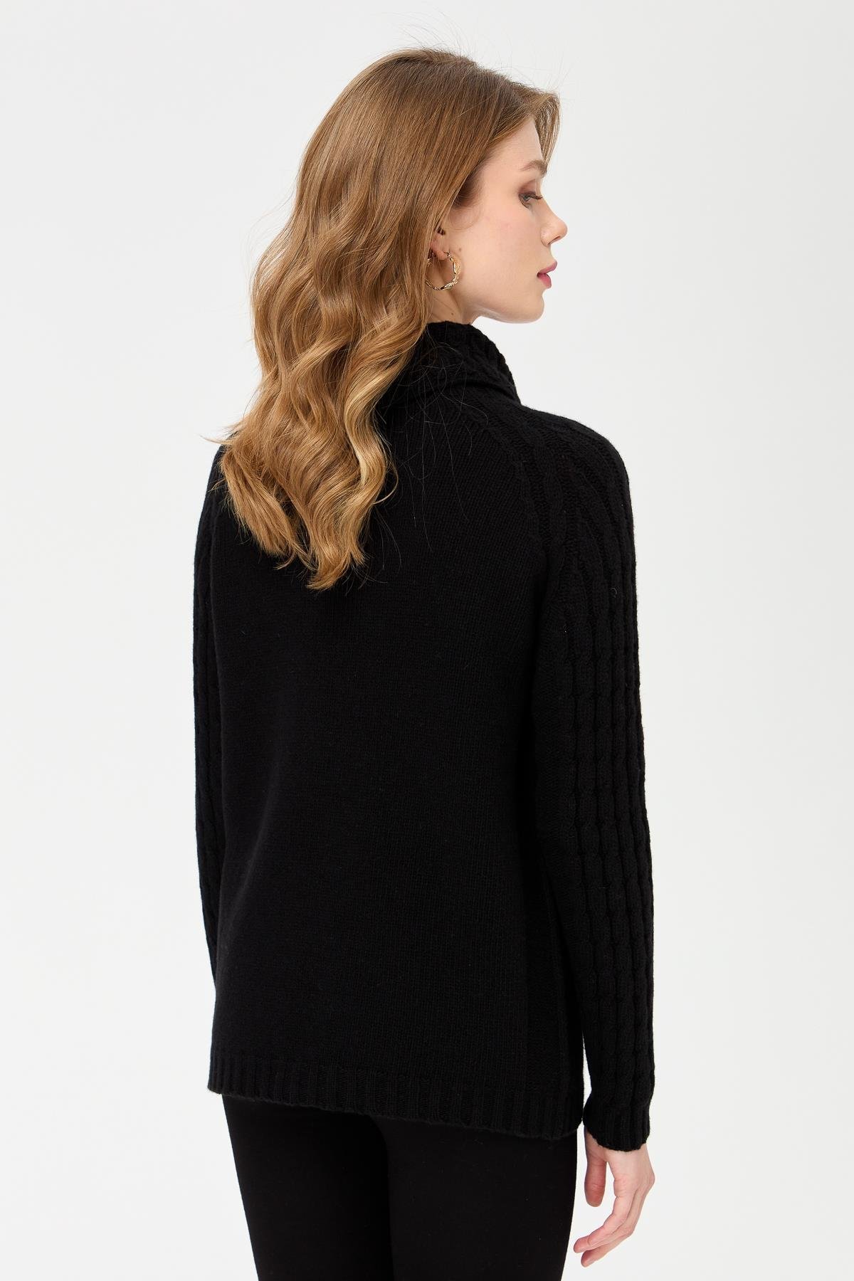 23202Kadın Degaje Yaka Kolu ve Yakası Saç Örgü Yün Kazak Siyah