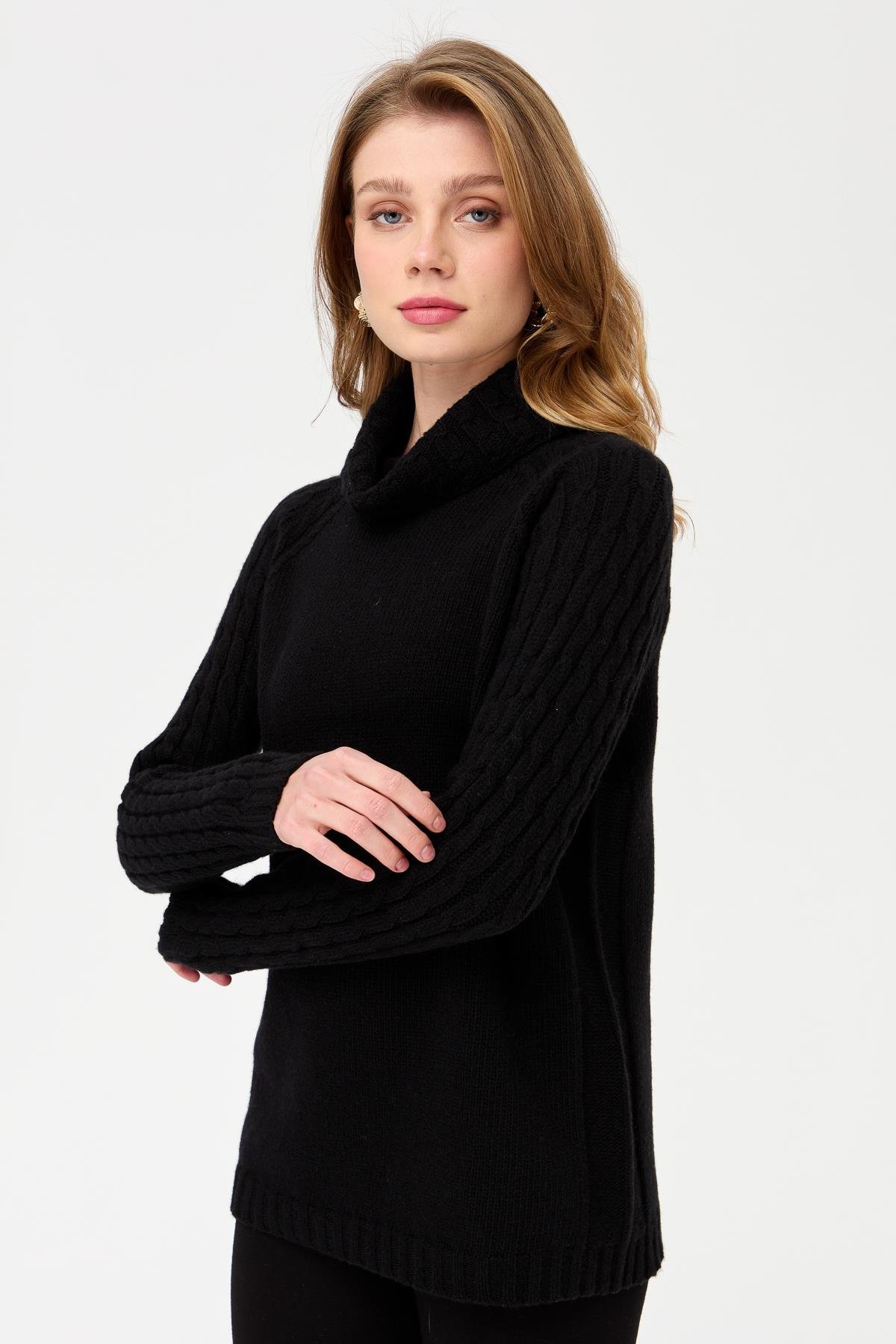 23202Kadın Degaje Yaka Kolu ve Yakası Saç Örgü Yün Kazak Siyah