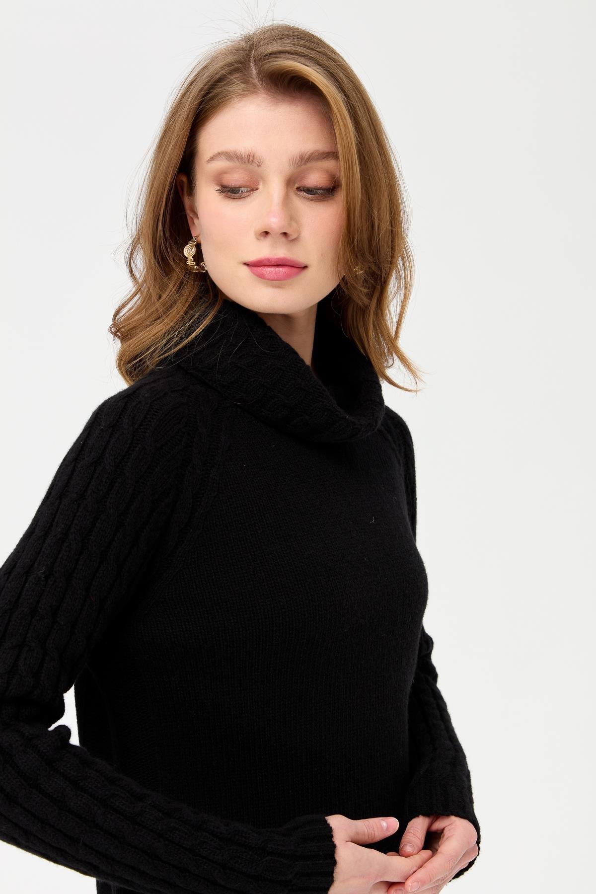 23202Kadın Degaje Yaka Kolu ve Yakası Saç Örgü Yün Kazak Siyah