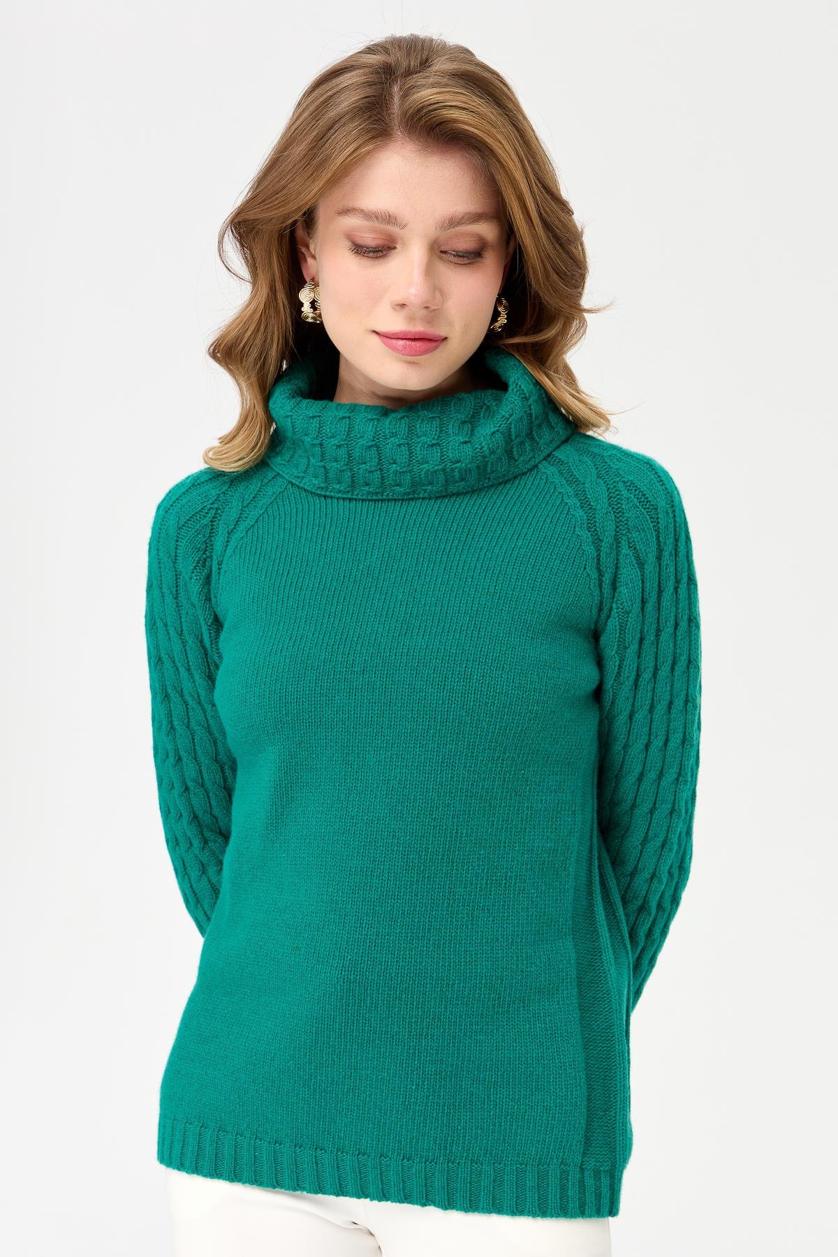 23202Kadın Degaje Yaka Kolu ve Yakası Saç Örgü Yün Kazak A.Ö.Başı