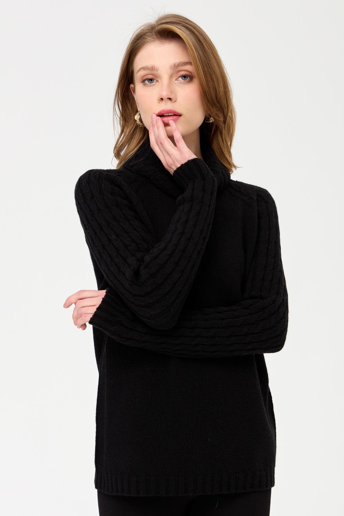 23202Kadın Degaje Yaka Kolu ve Yakası Saç Örgü Yün Kazak Siyah