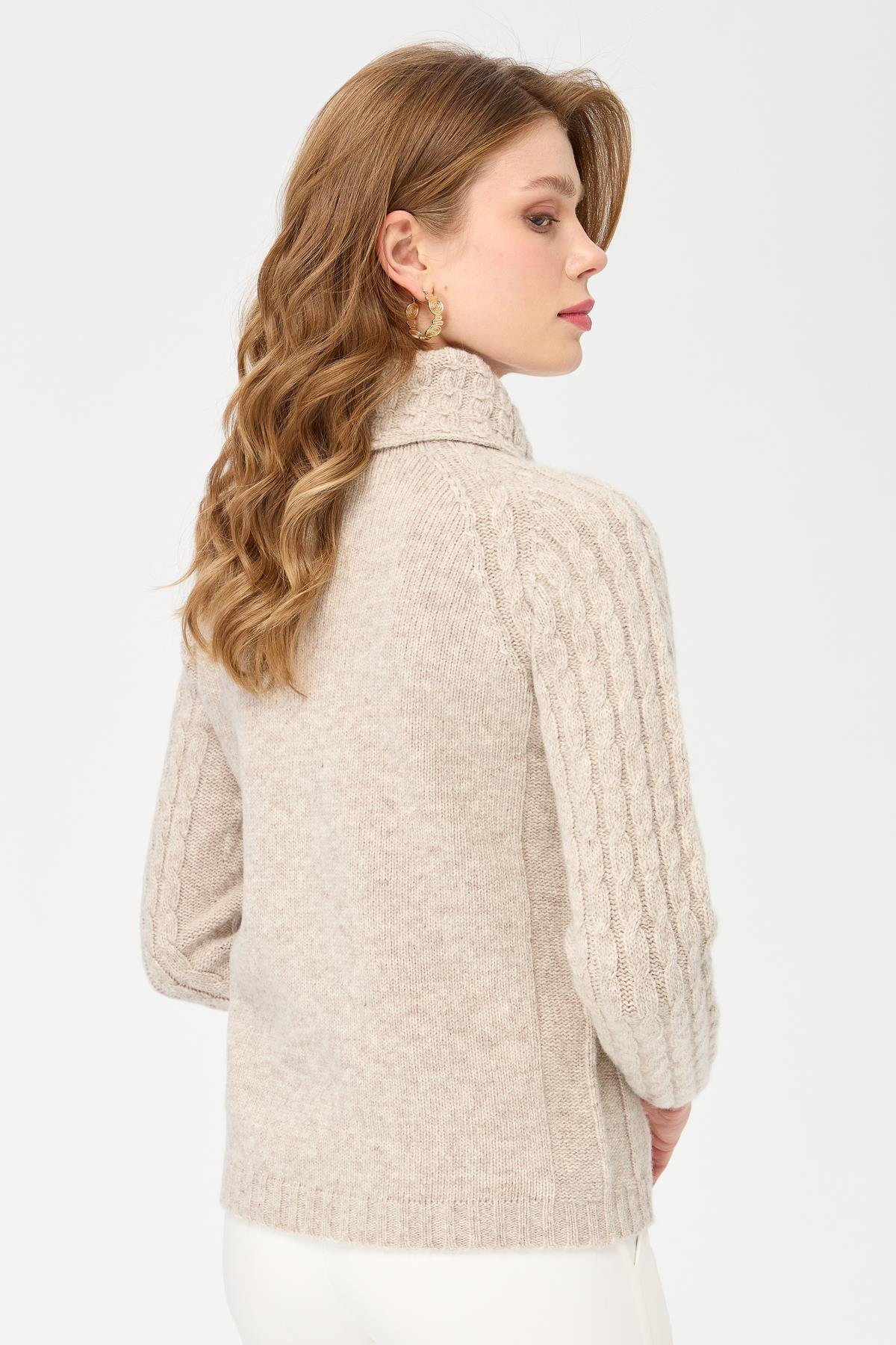 23202Kadın Degaje Yaka Kolu ve Yakası Saç Örgü Yün Kazak V.Bej