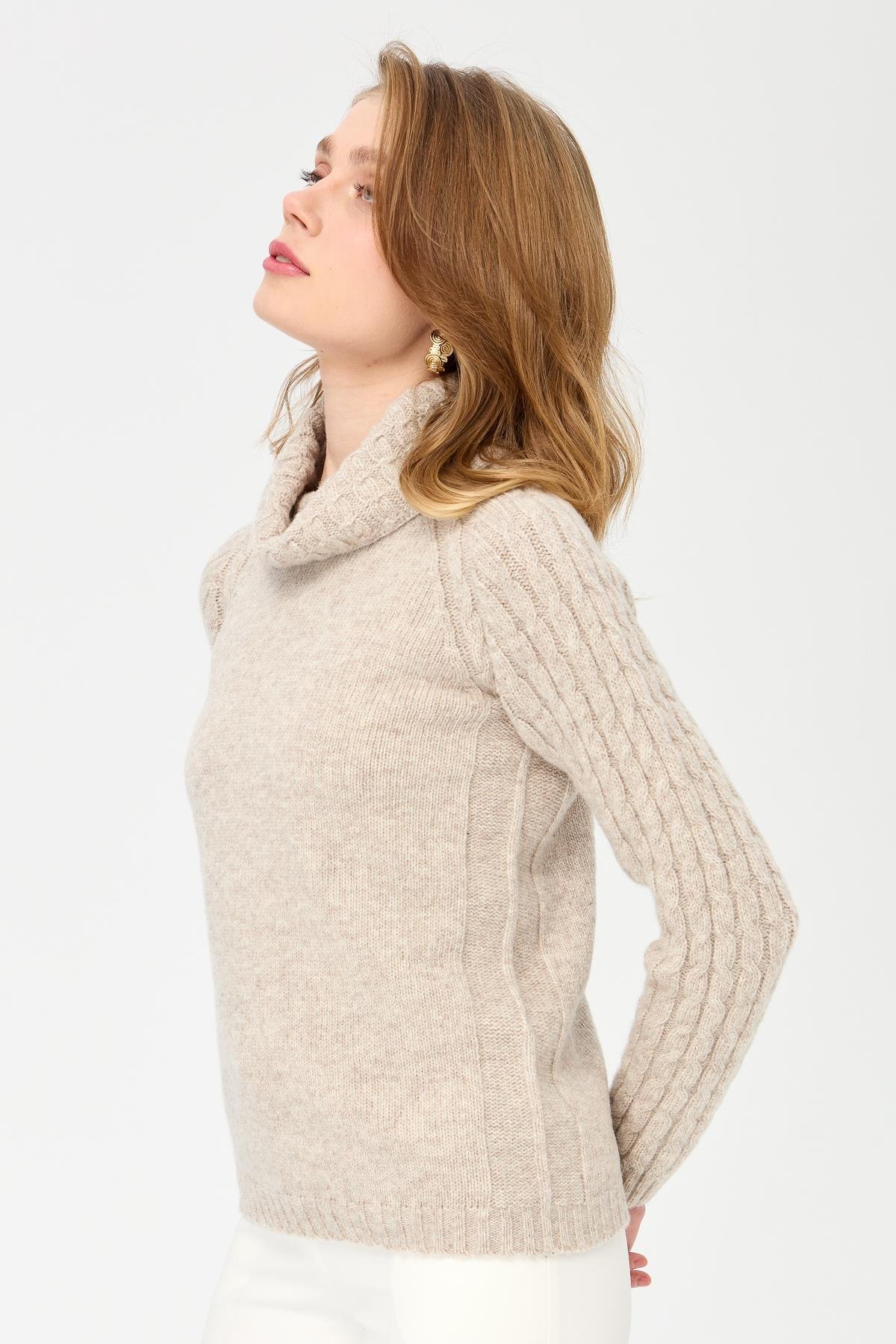 23202Kadın Degaje Yaka Kolu ve Yakası Saç Örgü Yün Kazak V.Bej