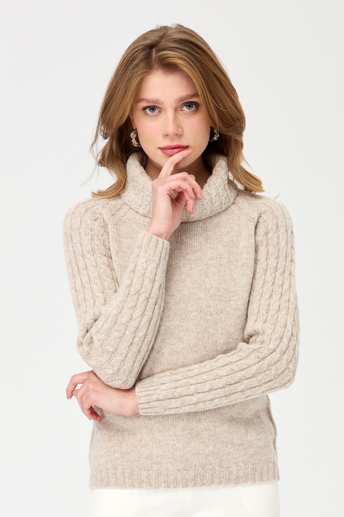 23202Kadın Degaje Yaka Kolu ve Yakası Saç Örgü Yün Kazak V.Bej