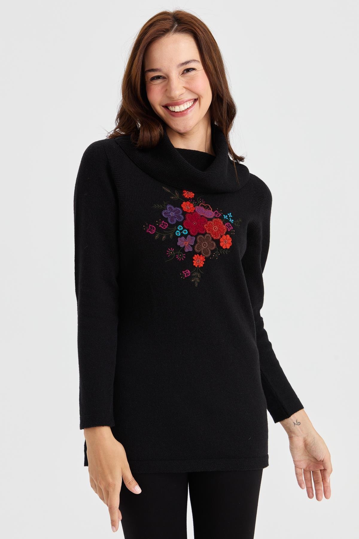 23157Kadın Degaje Yaka Önü İşlemeli Uzun Yün Kazak Siyah