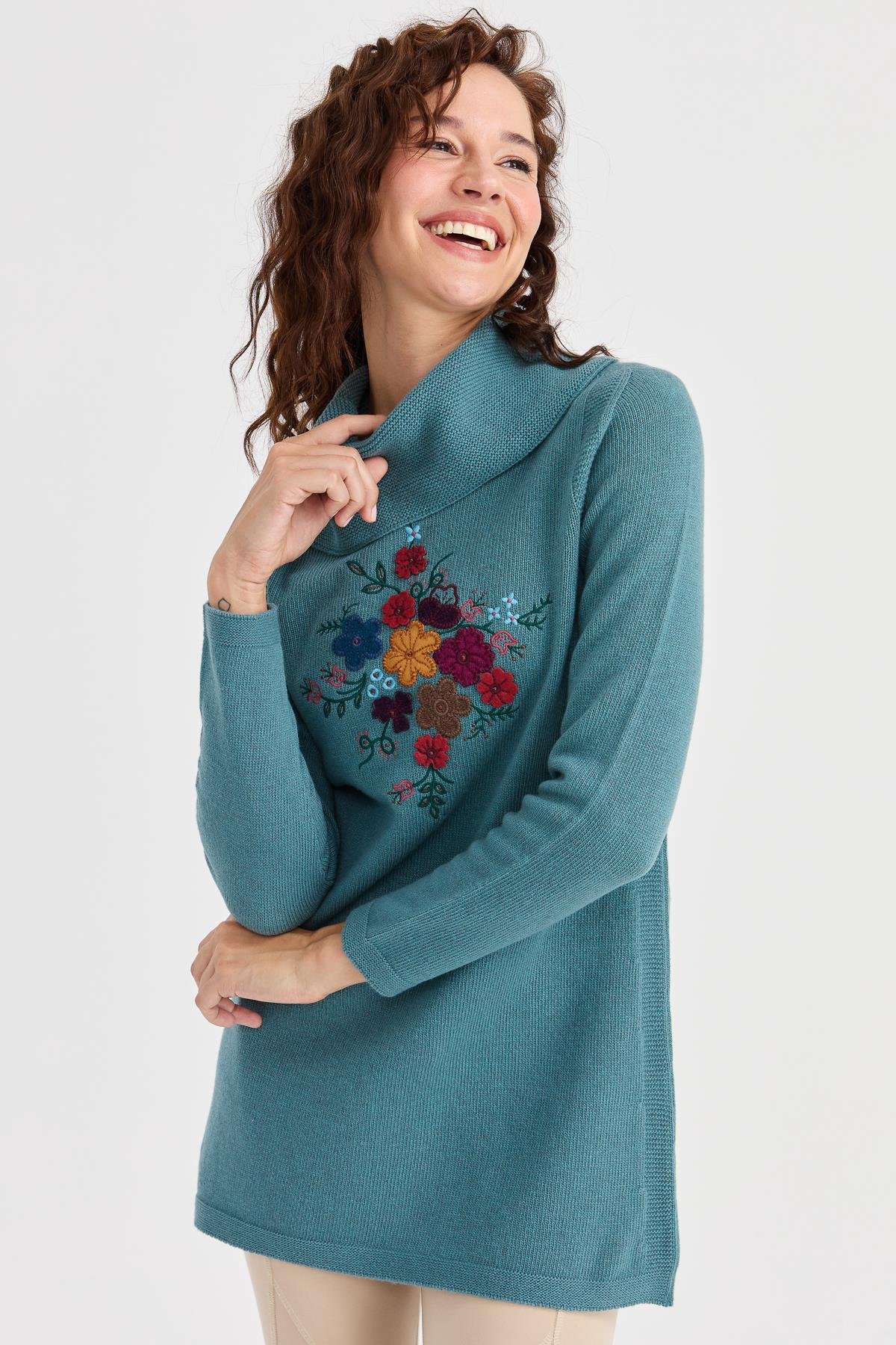 23157Kadın Degaje Yaka Önü İşlemeli Uzun Yün Kazak M.Yeşili