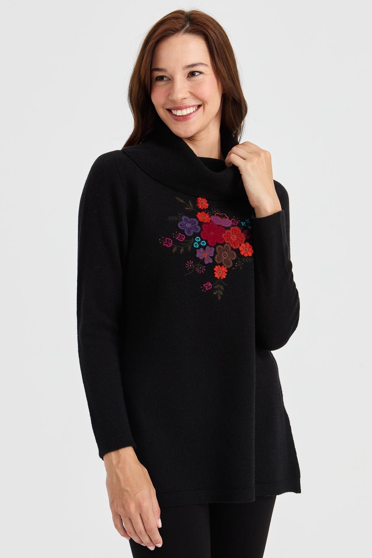 23157Kadın Degaje Yaka Önü İşlemeli Uzun Yün Kazak Siyah