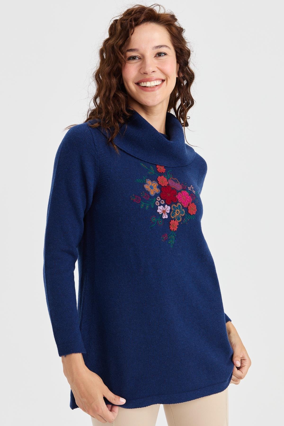 23157Kadın Degaje Yaka Önü İşlemeli Uzun Yün Kazak İndigo