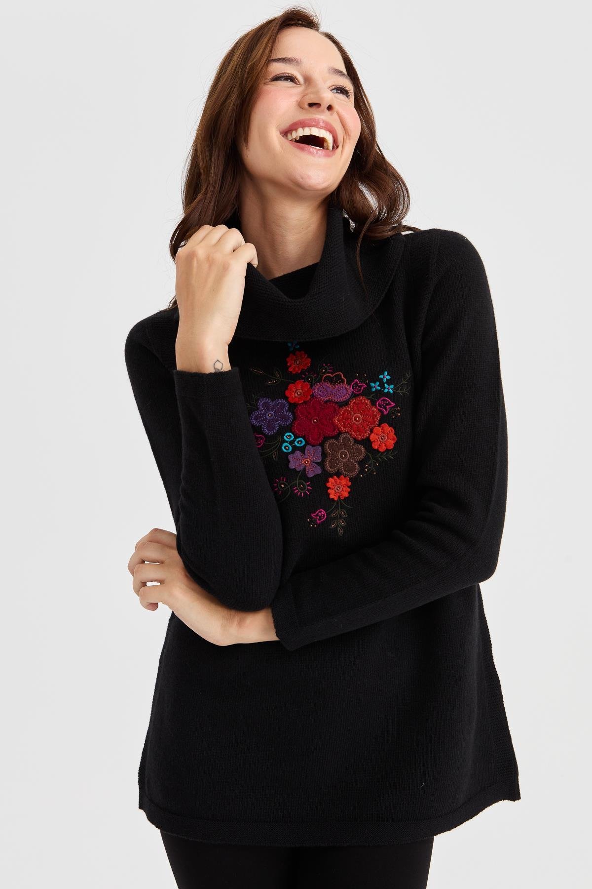 23157Kadın Degaje Yaka Önü İşlemeli Uzun Yün Kazak Siyah