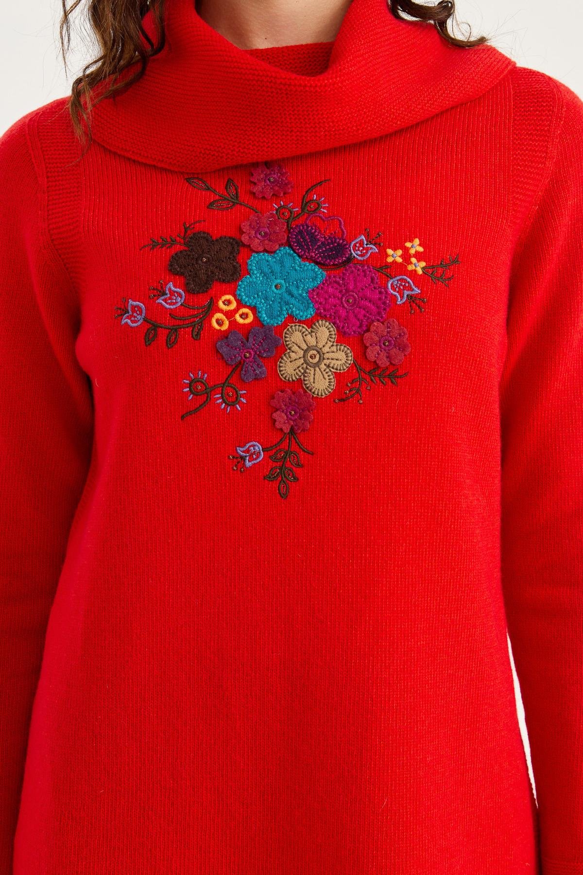 23157Kadın Degaje Yaka Önü İşlemeli Uzun Yün Kazak Mercan