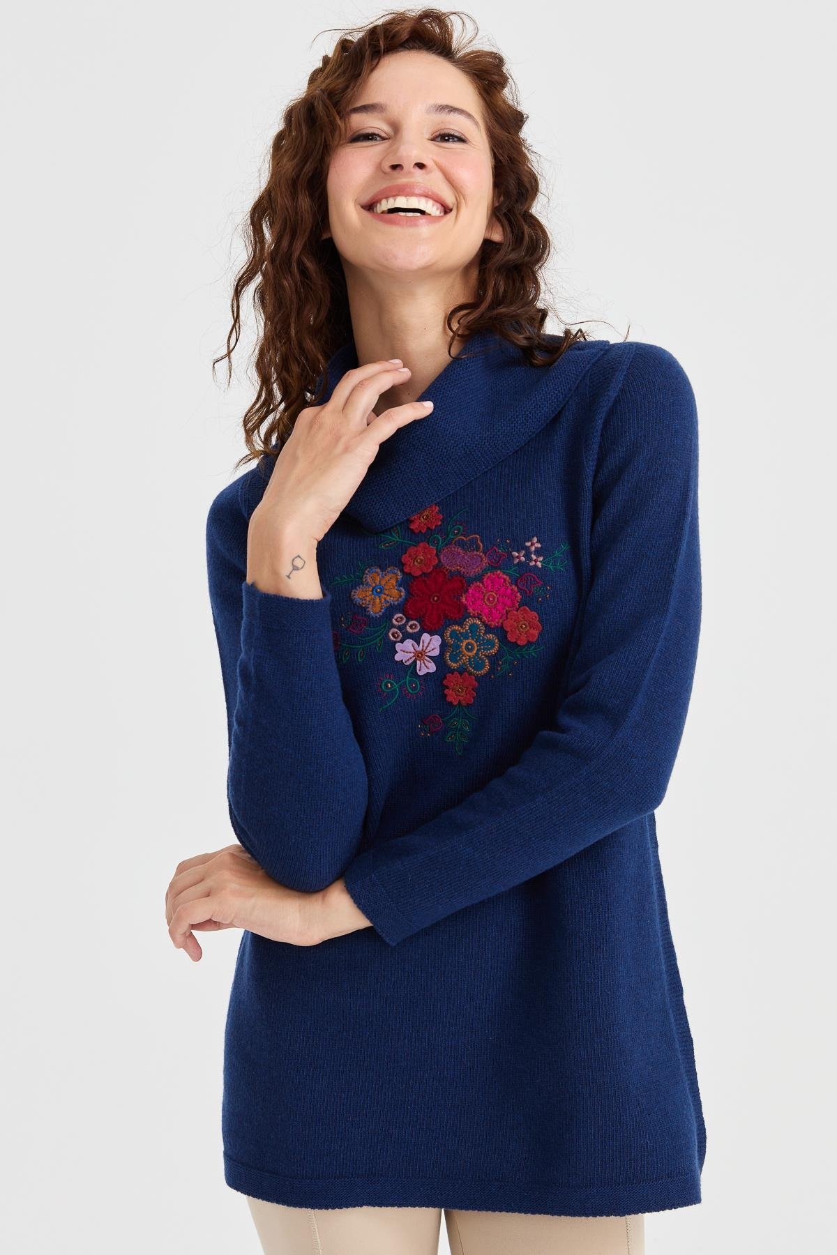 23157Kadın Degaje Yaka Önü İşlemeli Uzun Yün Kazak İndigo