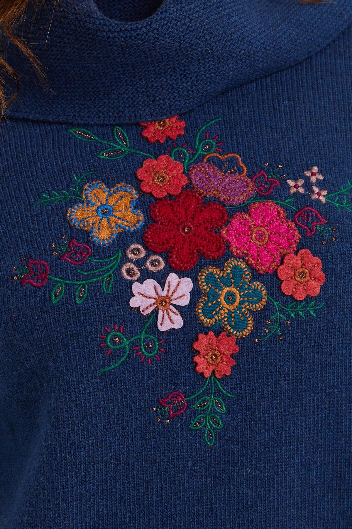 23157Kadın Degaje Yaka Önü İşlemeli Uzun Yün Kazak İndigo