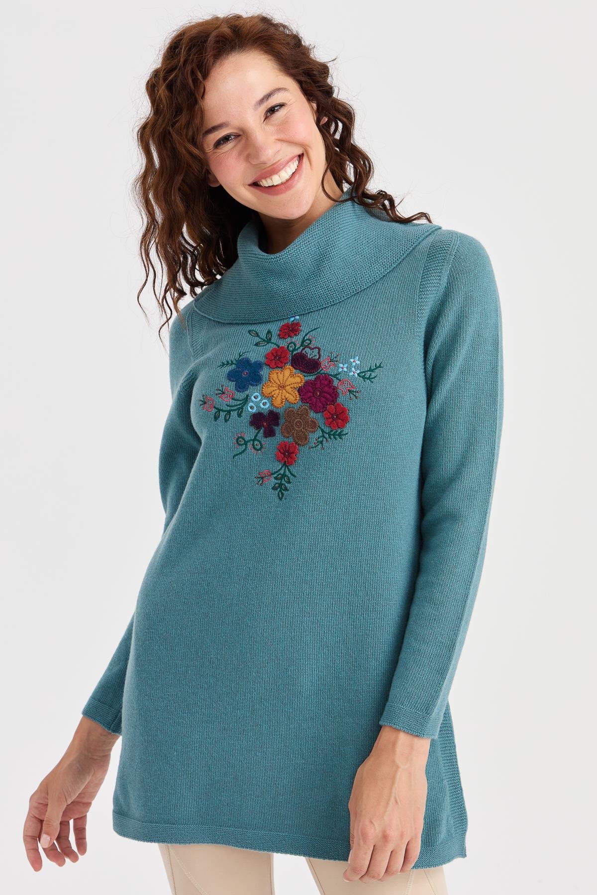 23157Kadın Degaje Yaka Önü İşlemeli Uzun Yün Kazak M.Yeşili