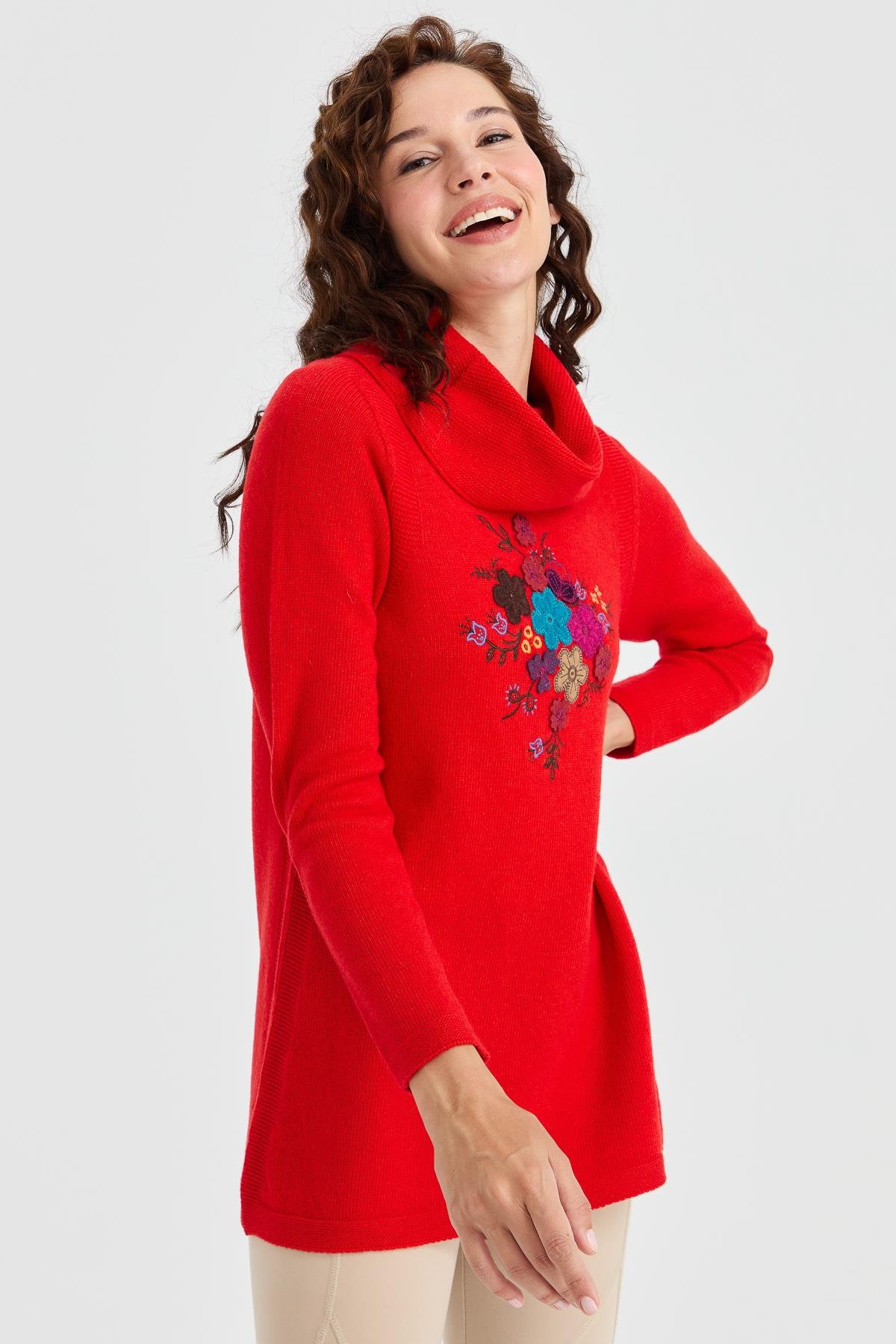 23157Kadın Degaje Yaka Önü İşlemeli Uzun Yün Kazak Mercan