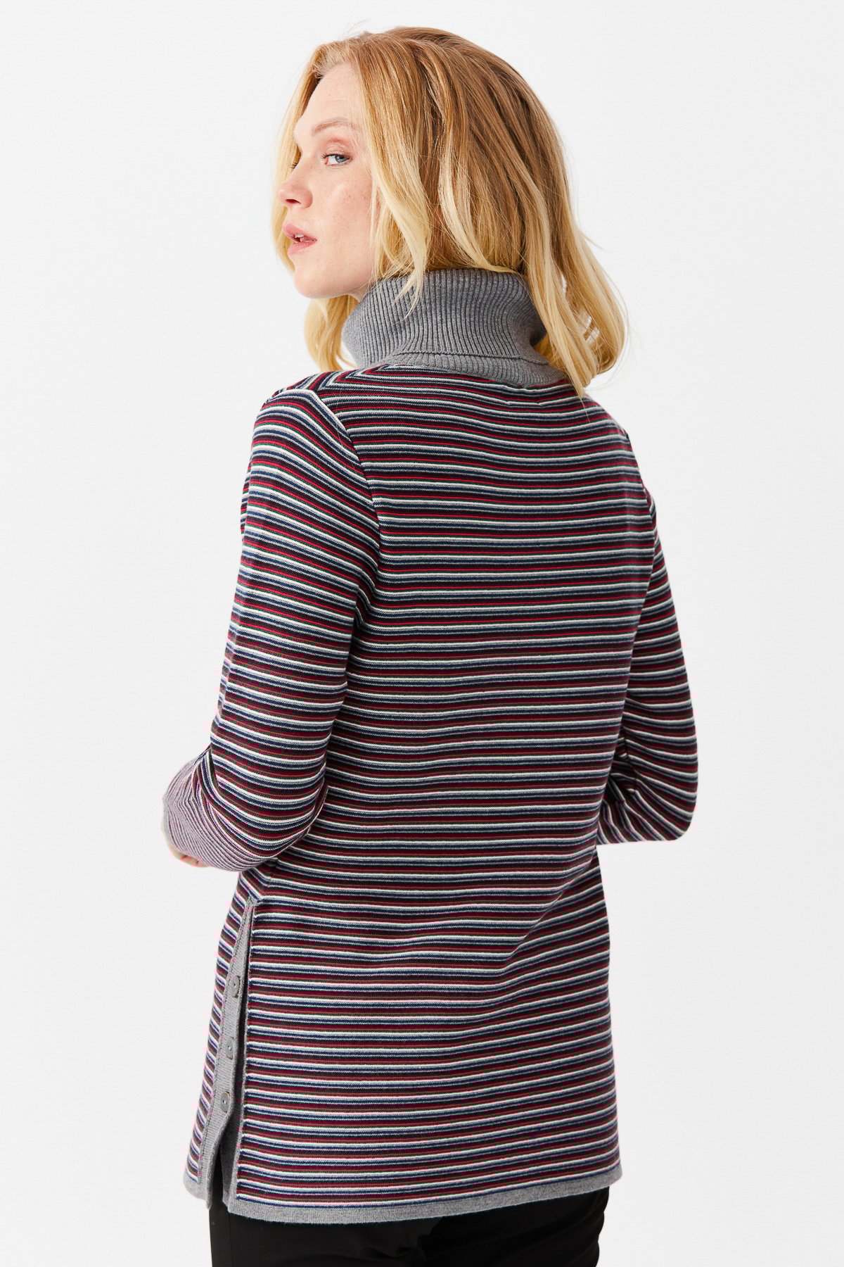 22079Женская туника в цветную полоску, на пуговицах и одним боковым разрезом, серая