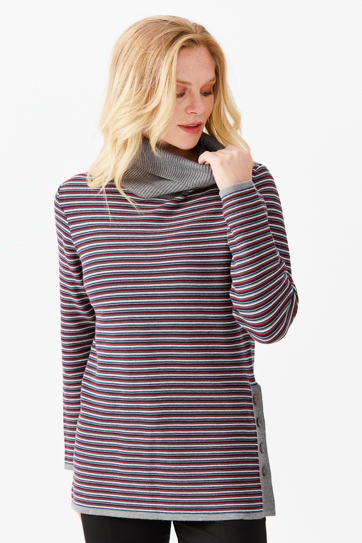 22079Женская туника в цветную полоску, на пуговицах и одним боковым разрезом, серая