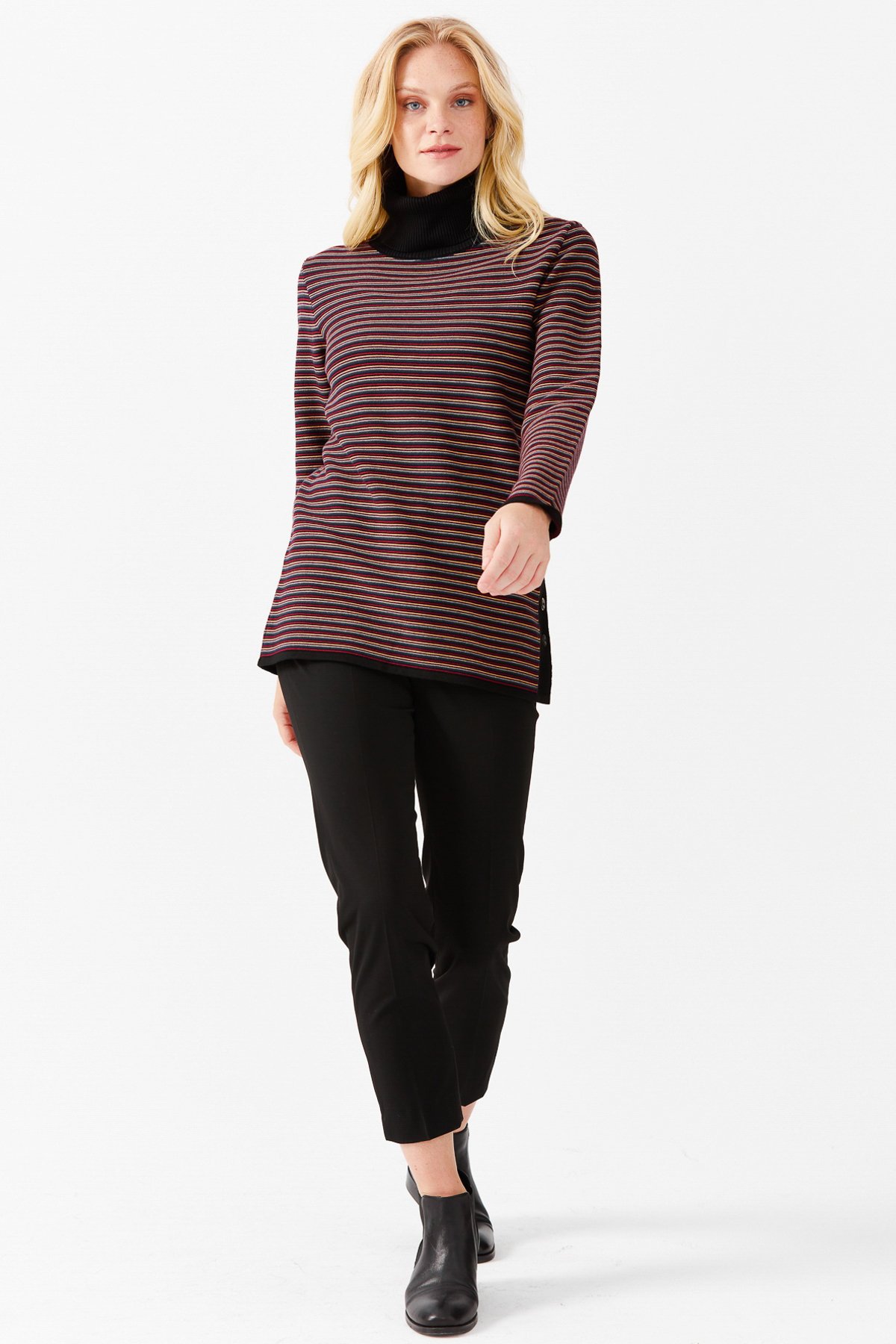 22079Женская туника в цветную полоску, на пуговицах и одним боковым разрезом, черная