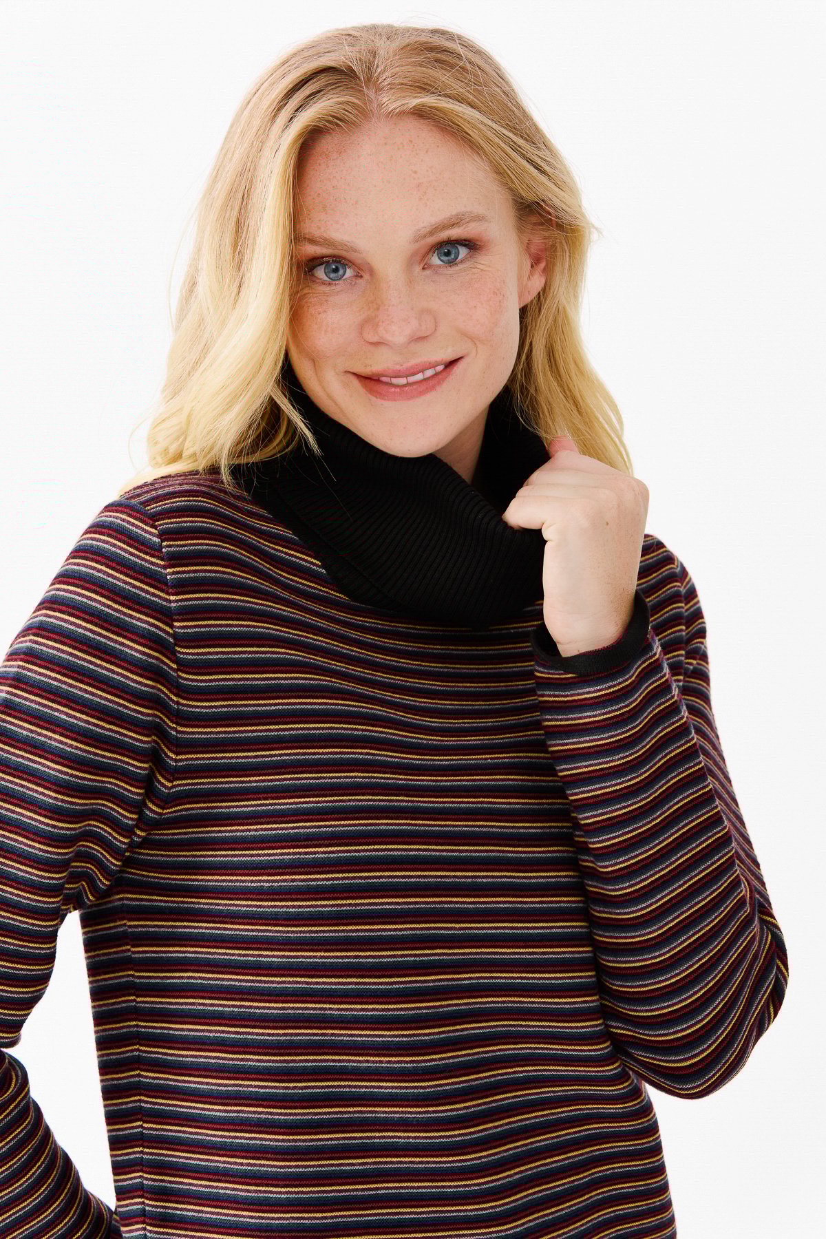 22079Женская туника в цветную полоску, на пуговицах и одним боковым разрезом, черная