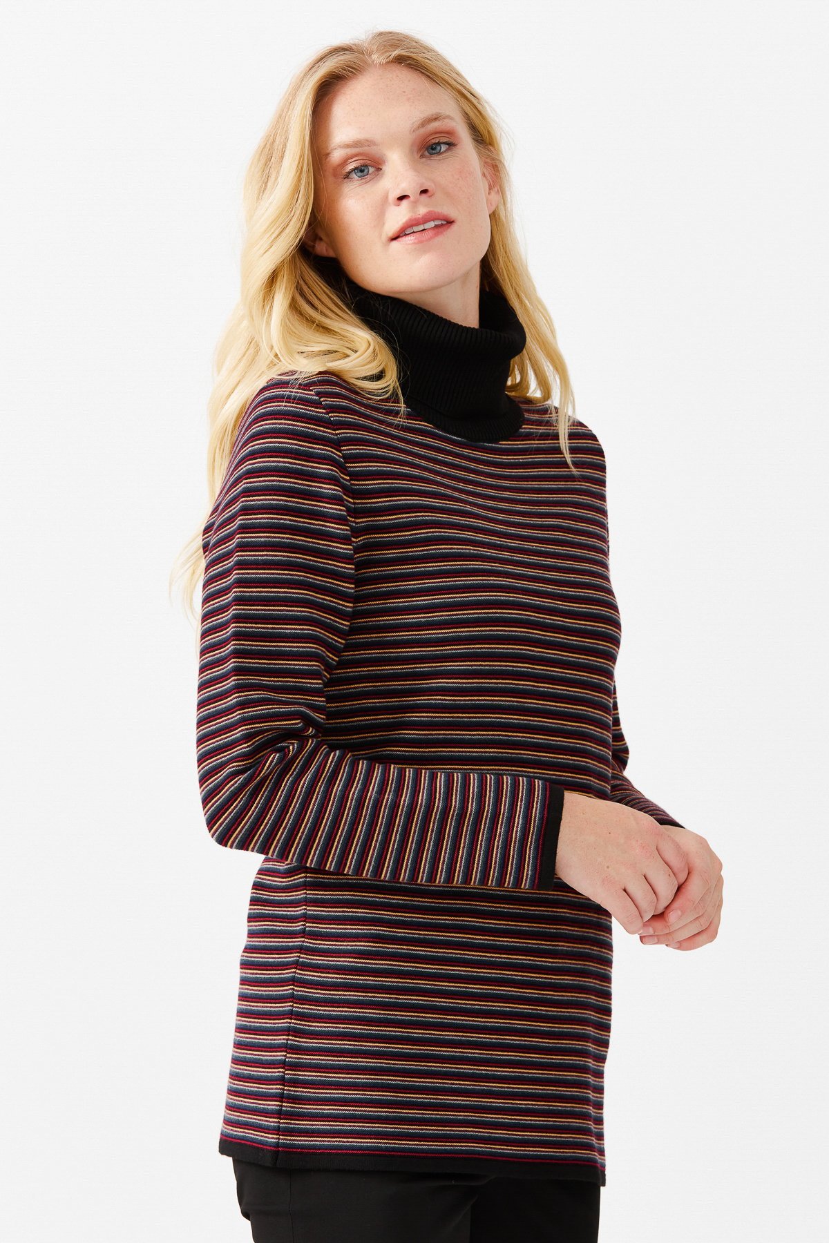 22079Женская туника в цветную полоску, на пуговицах и одним боковым разрезом, черная