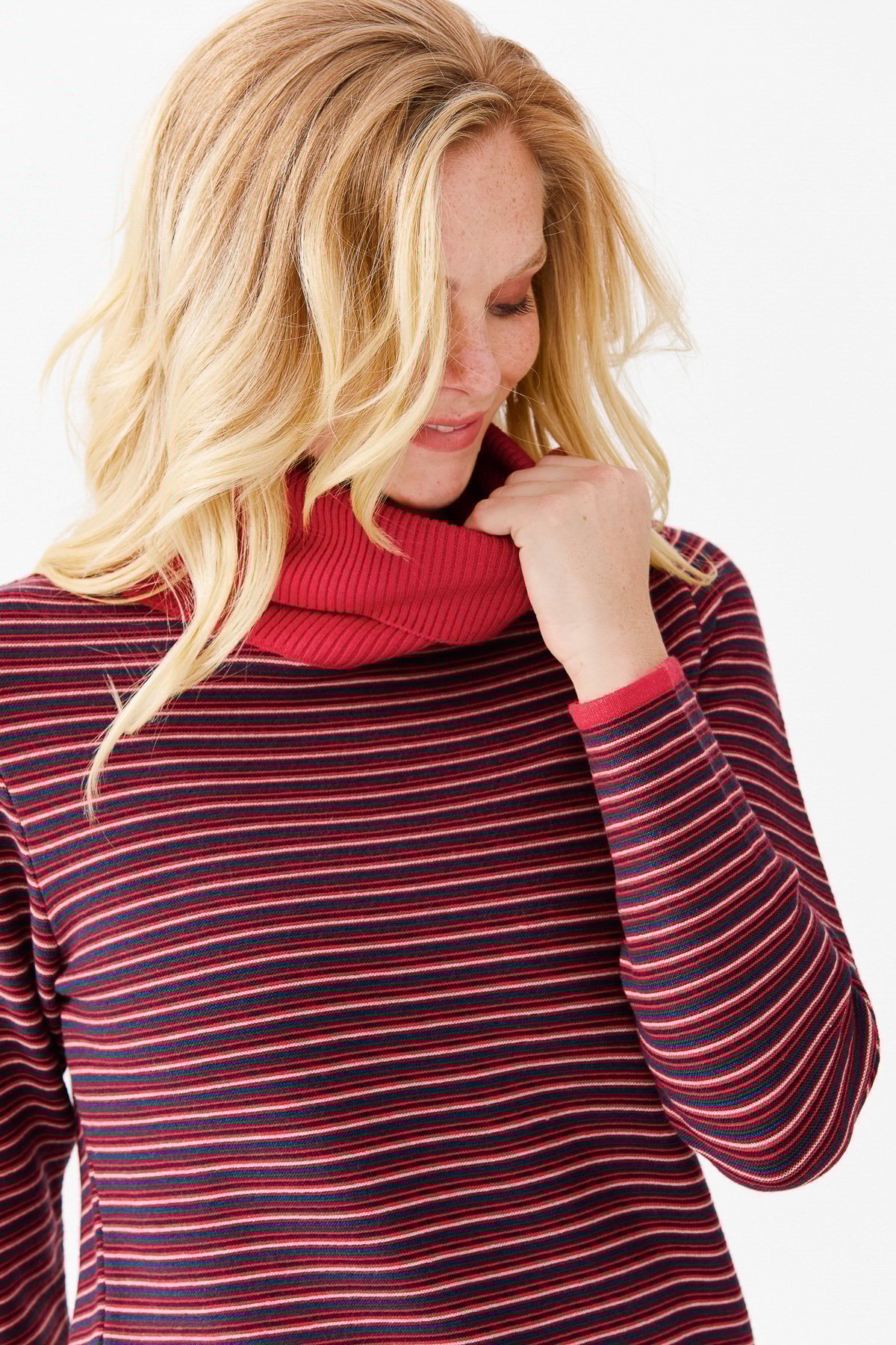 22079Женская туника в цветную полоску, на пуговицах и одним боковым разрезом, красная