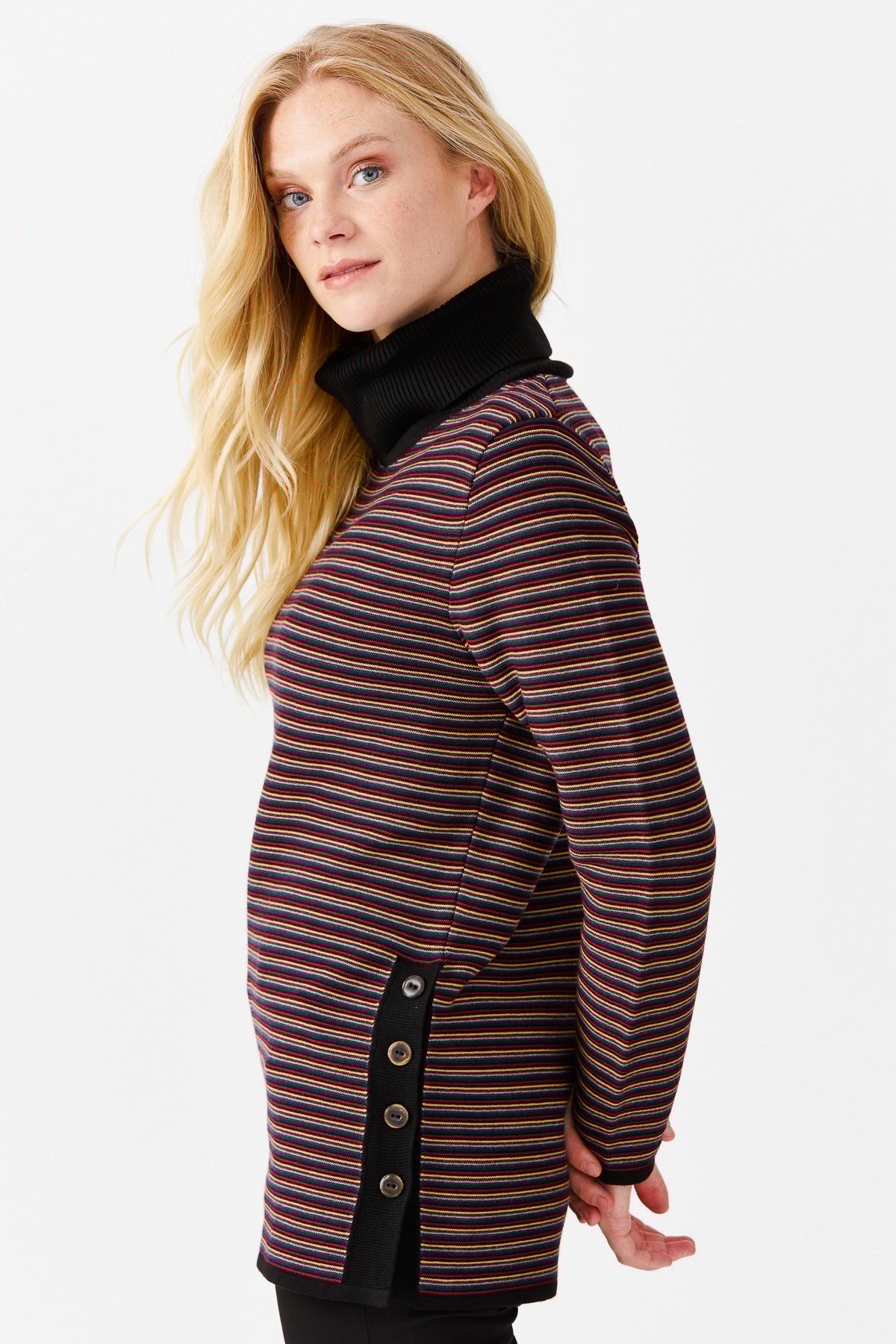 22079Женская туника в цветную полоску, на пуговицах и одним боковым разрезом, черная