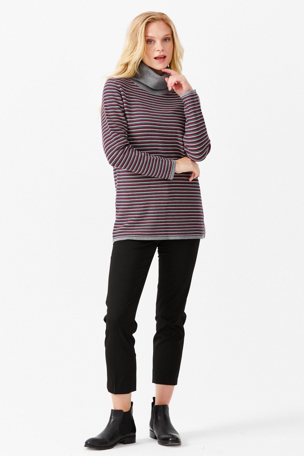 22079Женская туника в цветную полоску, на пуговицах и одним боковым разрезом, серая