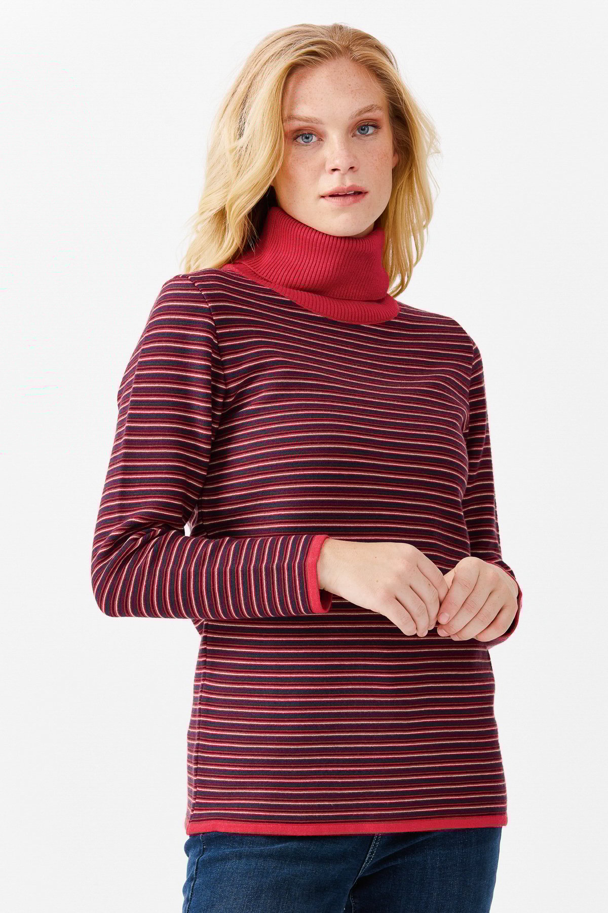 22079Женская туника в цветную полоску, на пуговицах и одним боковым разрезом, красная