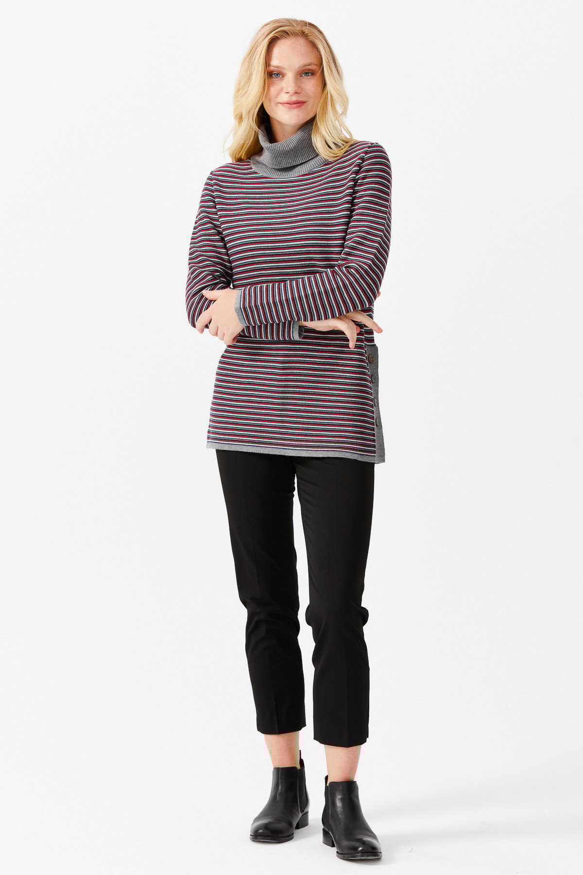 22079Женская туника в цветную полоску, на пуговицах и одним боковым разрезом, серая