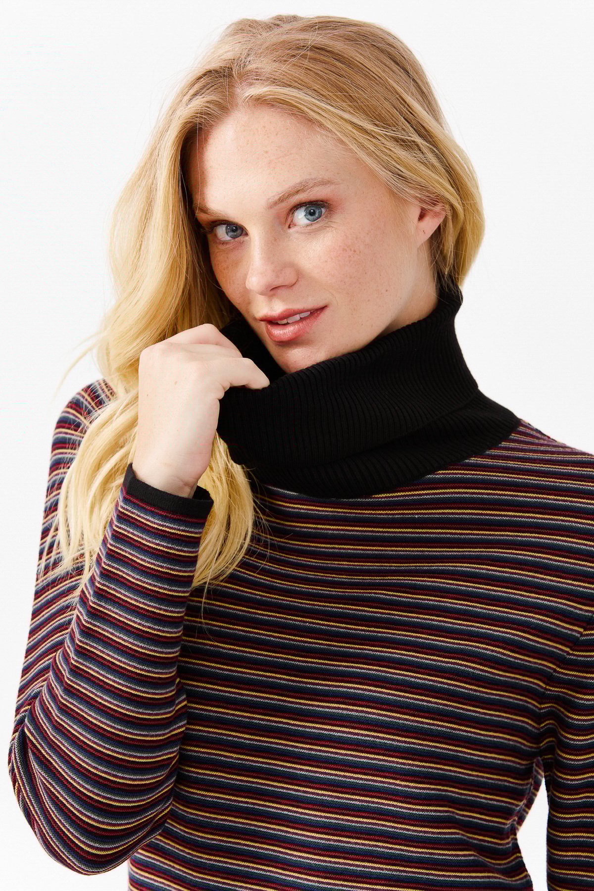 22079Женская туника в цветную полоску, на пуговицах и одним боковым разрезом, черная